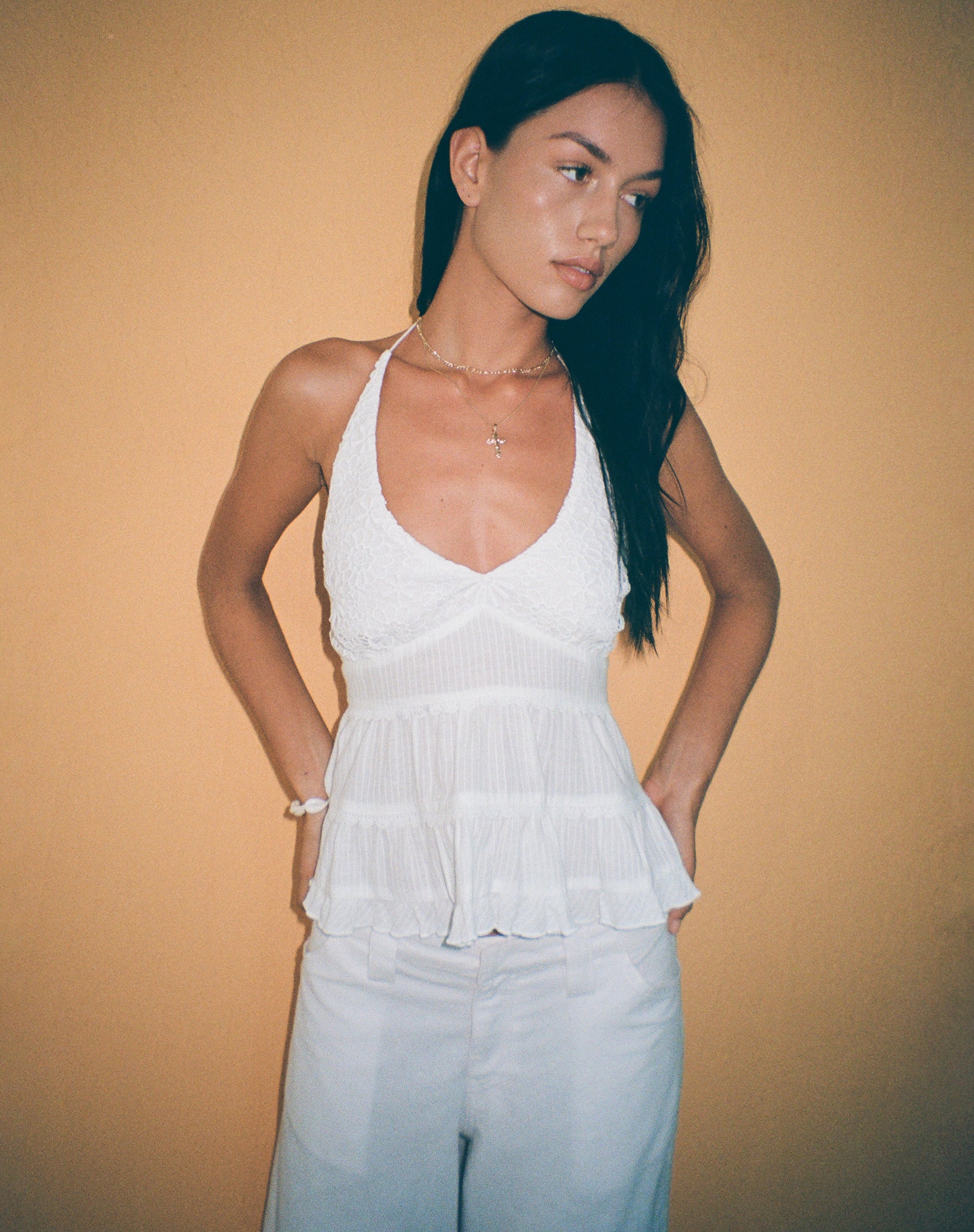 Immagine di Juanita Frill Halterneck Top all'uncinetto bianco