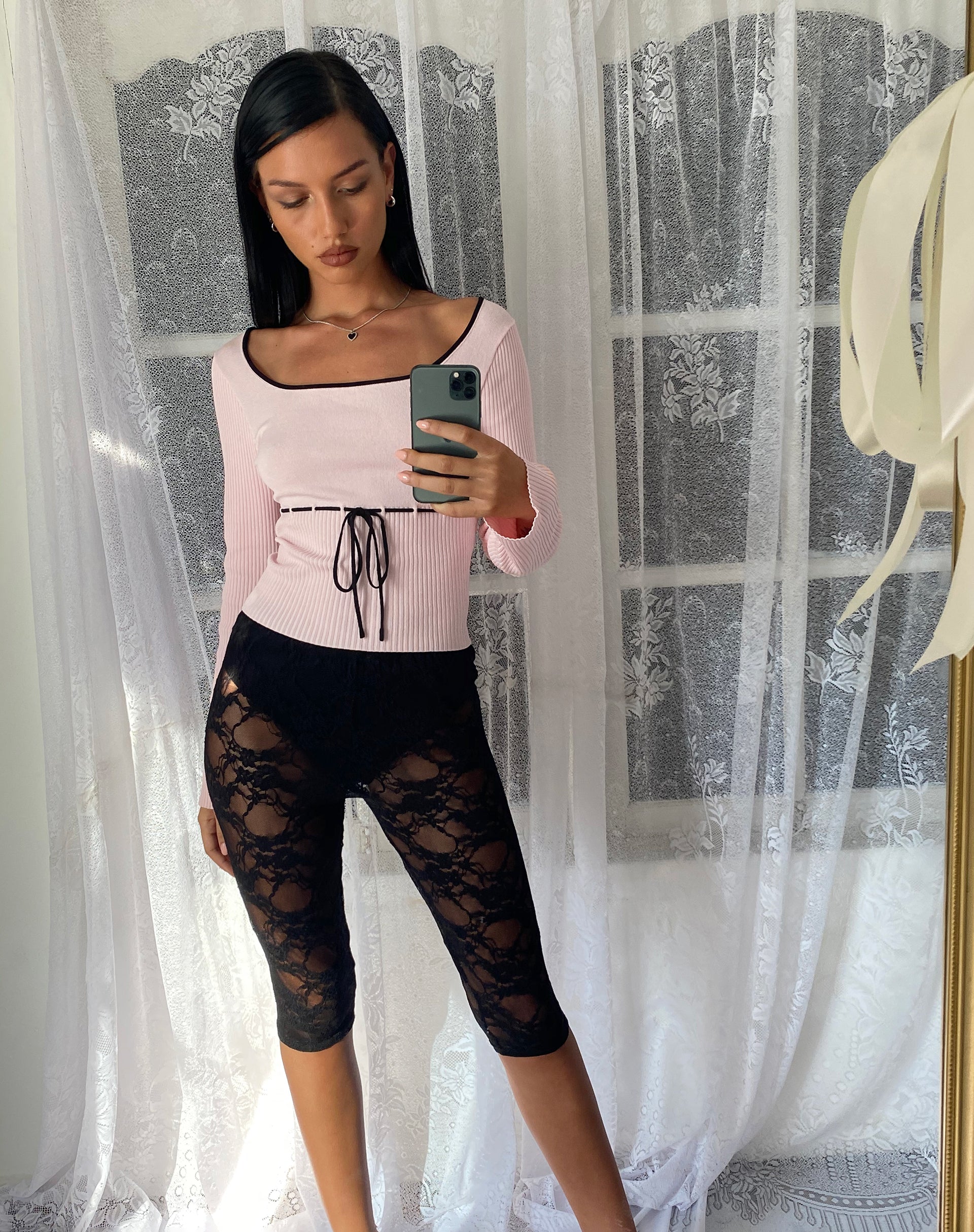Immagine di Juhye - Top a manica lunga in maglia rosa confetto con rilegatura nera