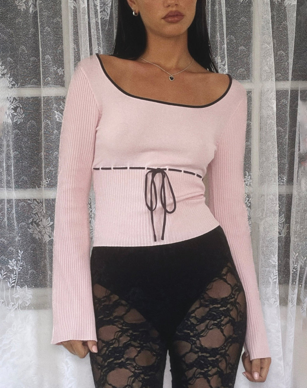 Juhye - Top a manica lunga in maglia rosa blush con bordatura nera