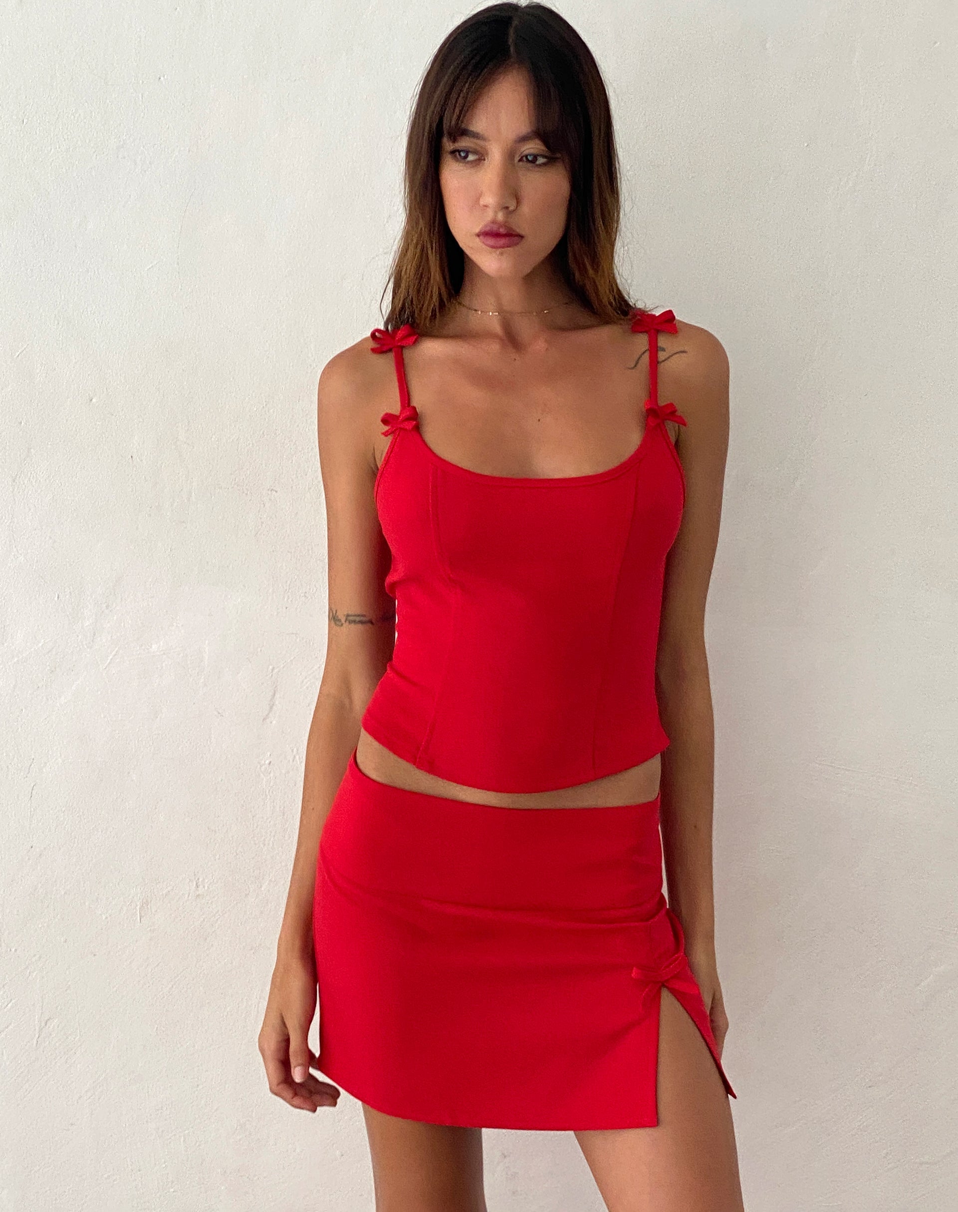 Immagine di Kaida Top corsetto con dettaglio a fiocco in rosso sartoriale