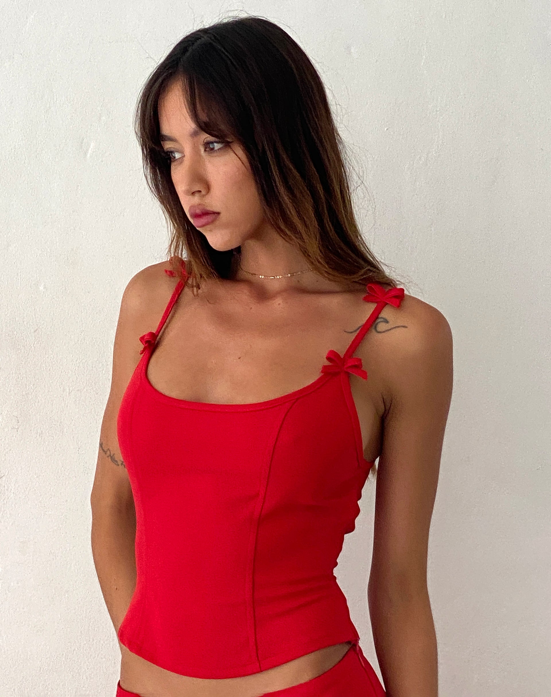 Immagine di Kaida Top corsetto con dettaglio a fiocco in rosso sartoriale