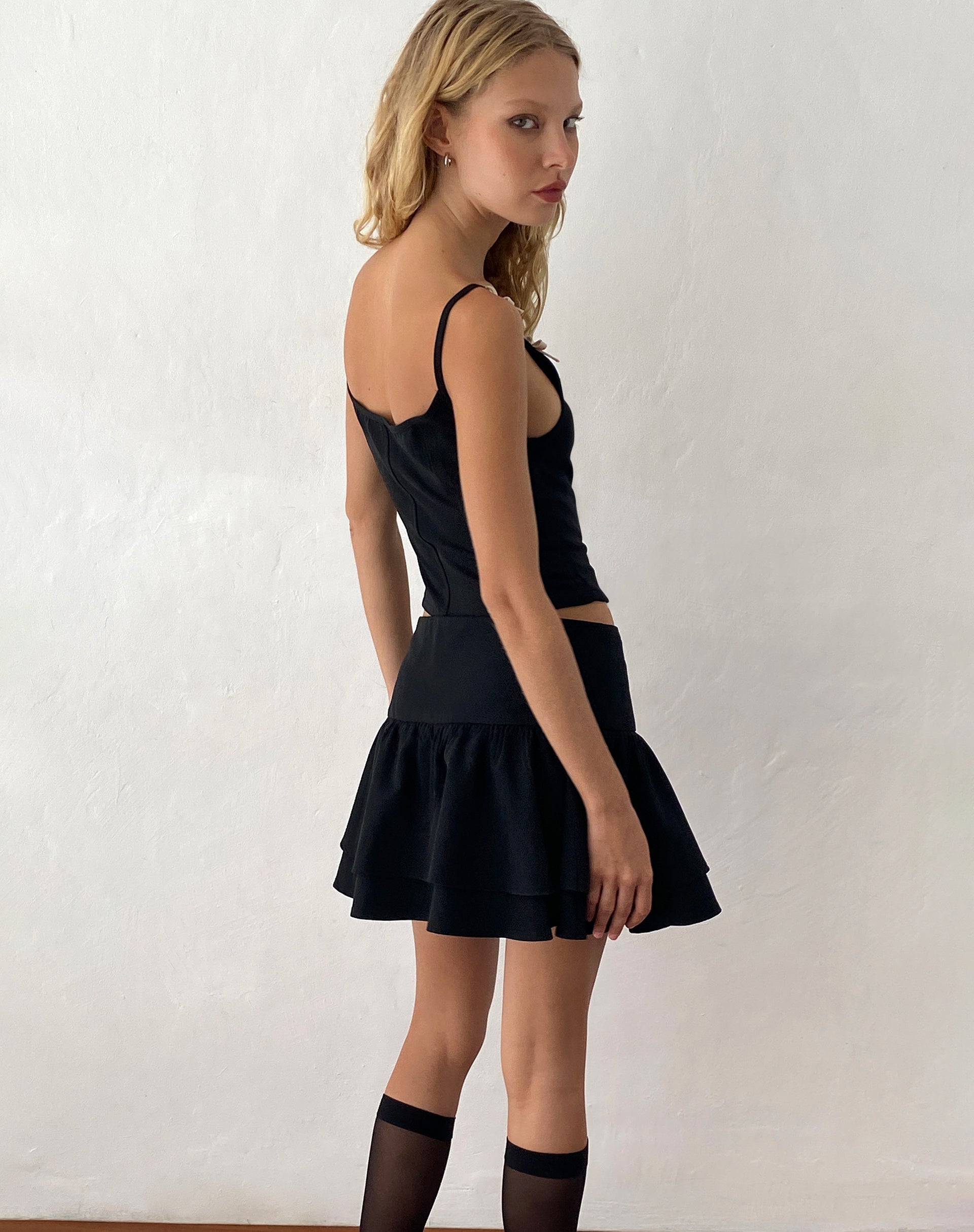 Immagine di Samrina Minigonna sartoriale a pieghe in nero
