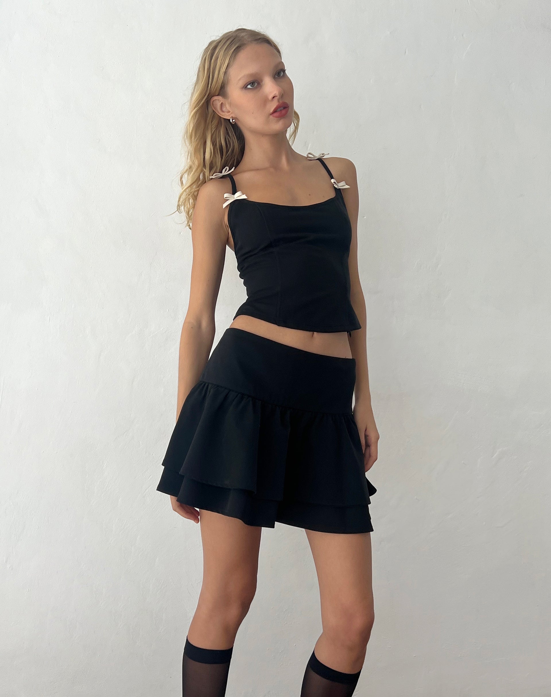 Immagine di Kaida Avorio Top corsetto con dettaglio fiocco in nero sartoriale
