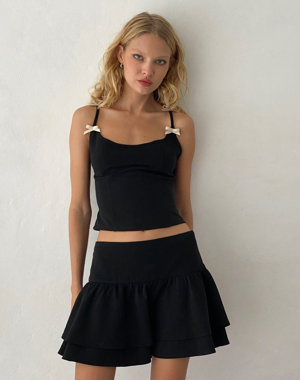 Minigonna sartoriale a pieghe Samrina in nero