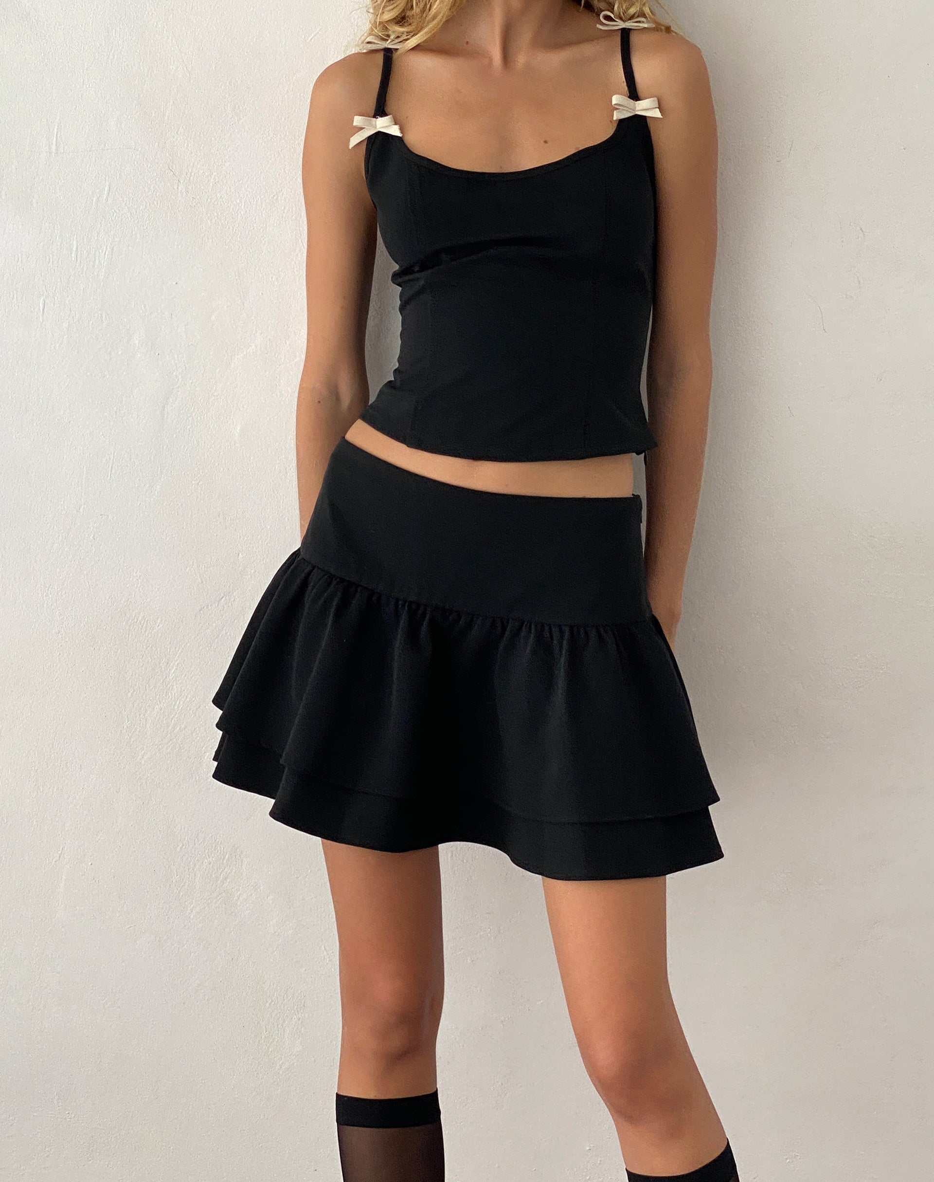Immagine di Samrina Minigonna sartoriale a pieghe in nero