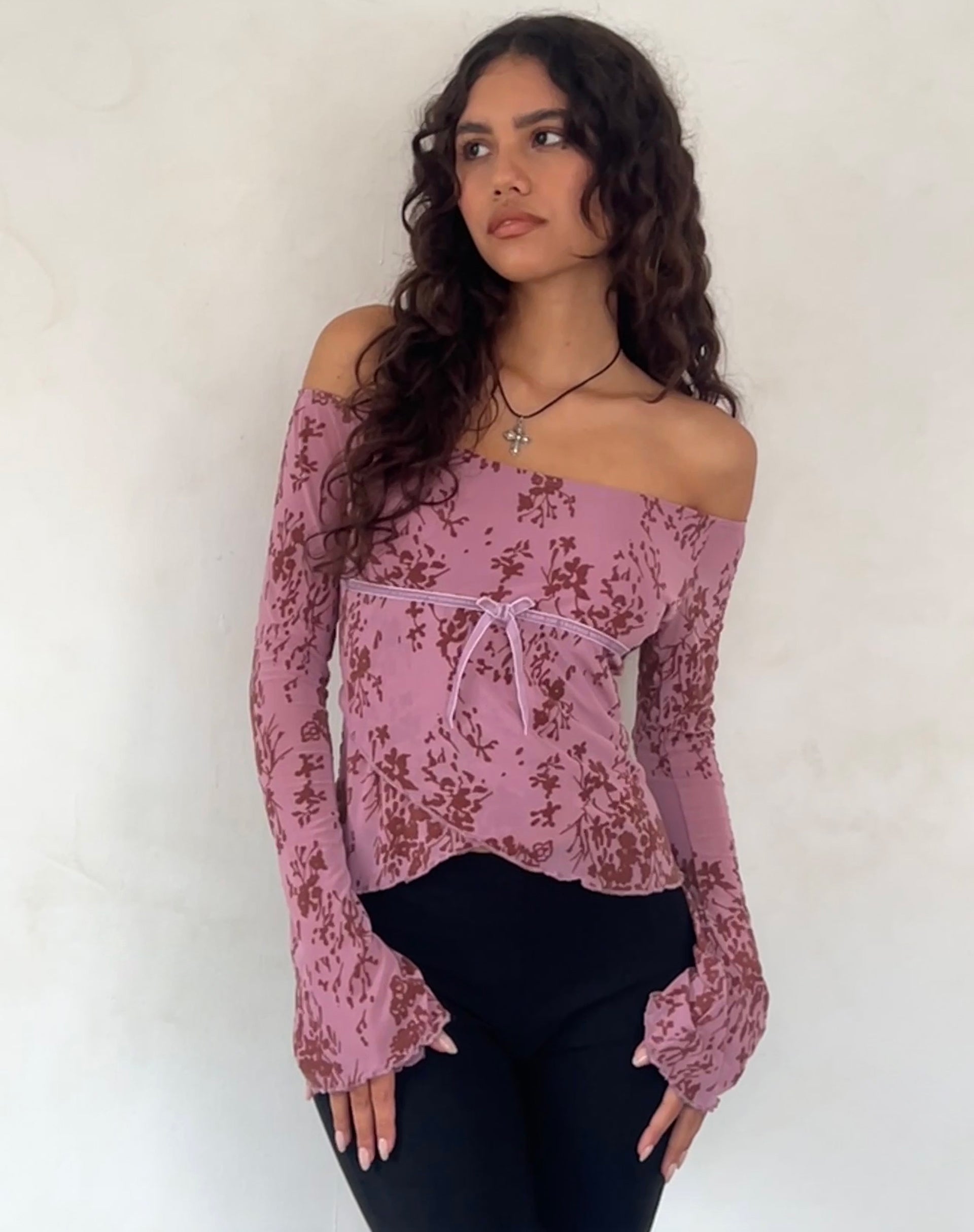 Immagine di Kareena Top Bardot a maniche lunghe in malva botanica astratta