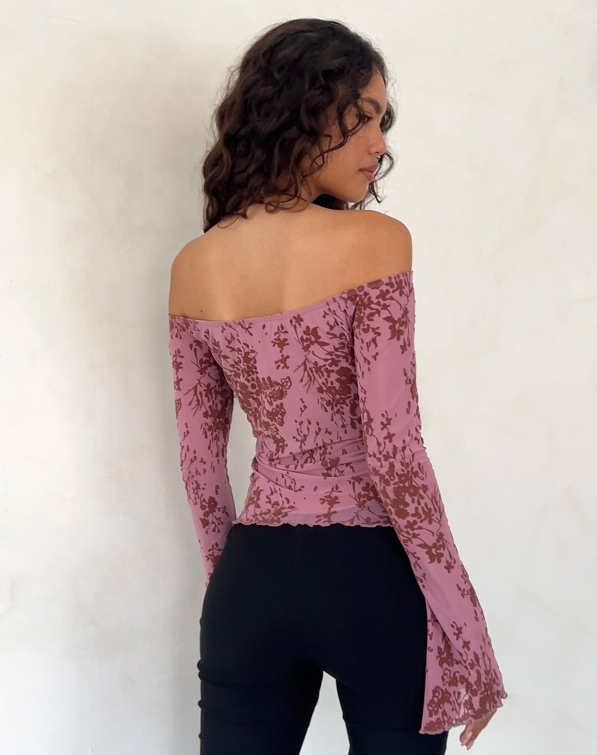 Immagine di Kareena Top Bardot a maniche lunghe in malva botanica astratta