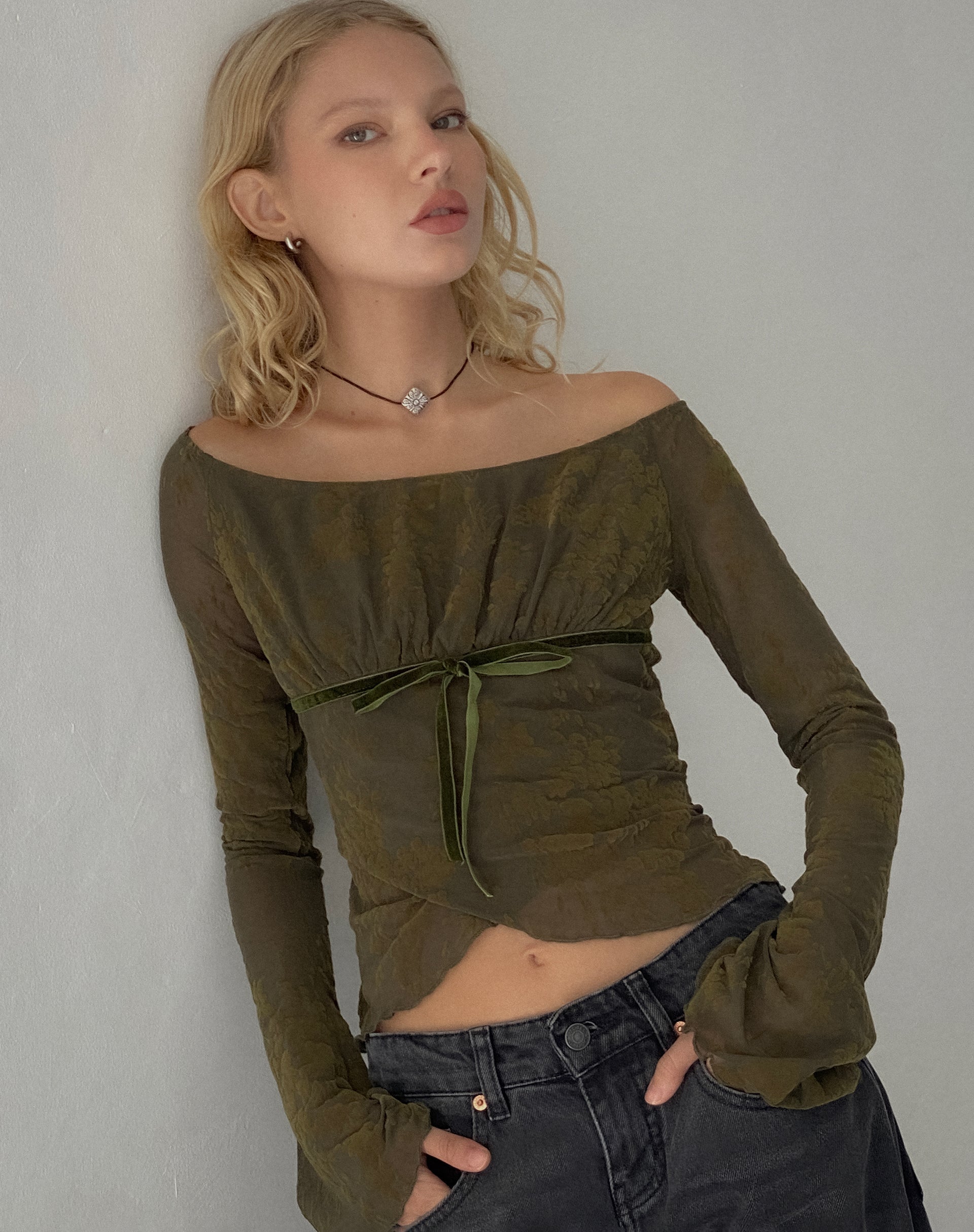 Immagine di Kareena - Top Bardot a manica lunga in oliva scura botanica astratta