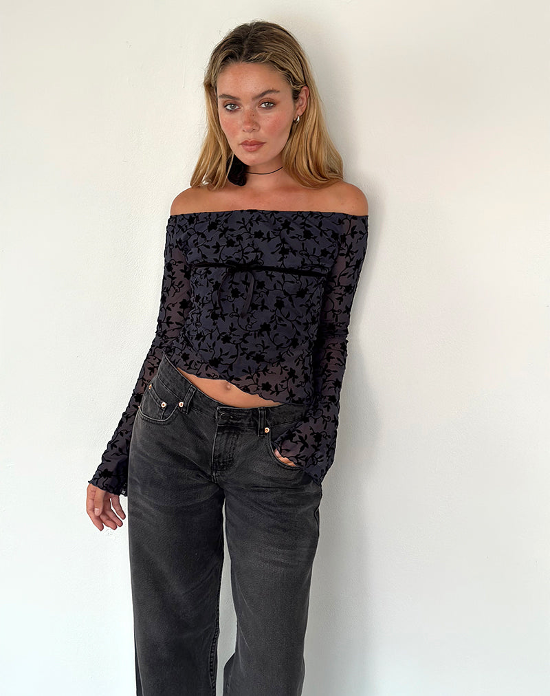 Immagine di Kareena - Top Bardot a manica lunga in grazioso floccato di petali - Navy