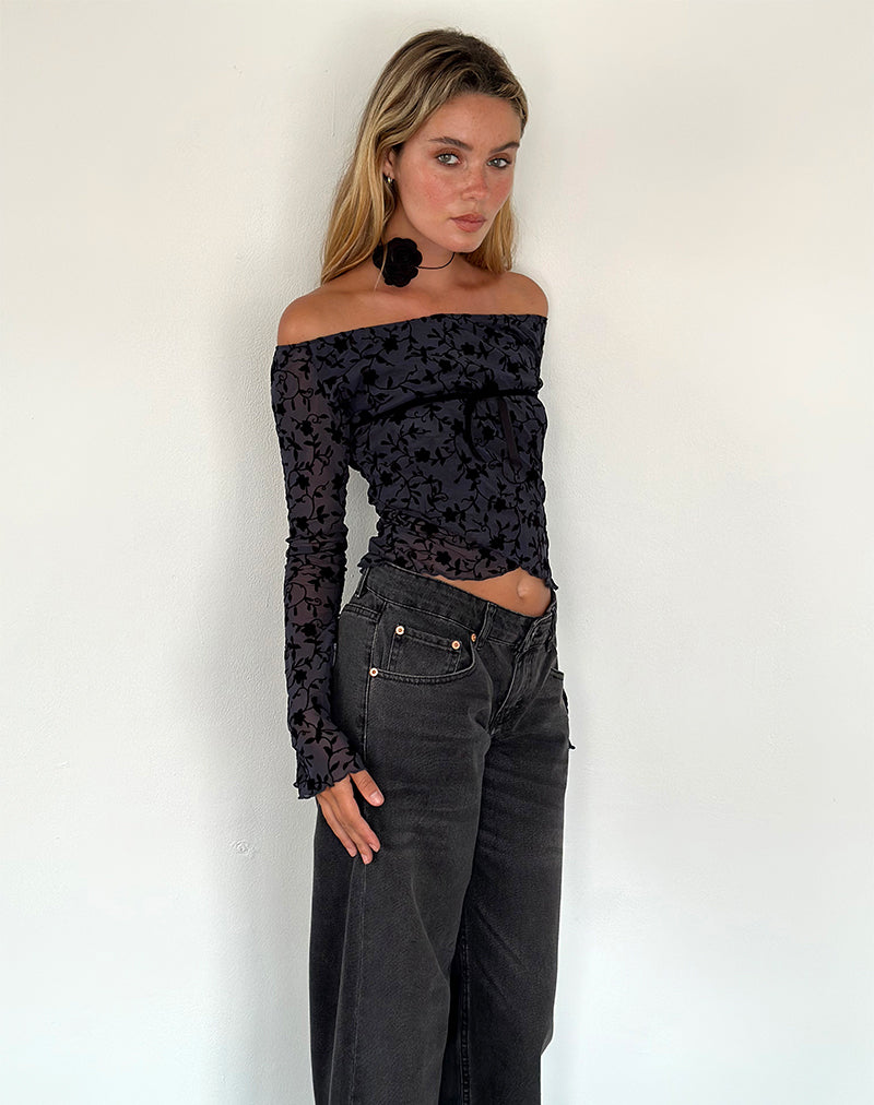 Immagine di Kareena - Top Bardot a manica lunga in grazioso floccato di petali - Navy