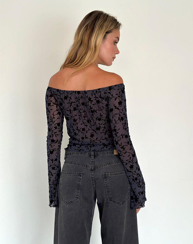Immagine di Kareena - Top Bardot a manica lunga in grazioso floccato di petali - Navy