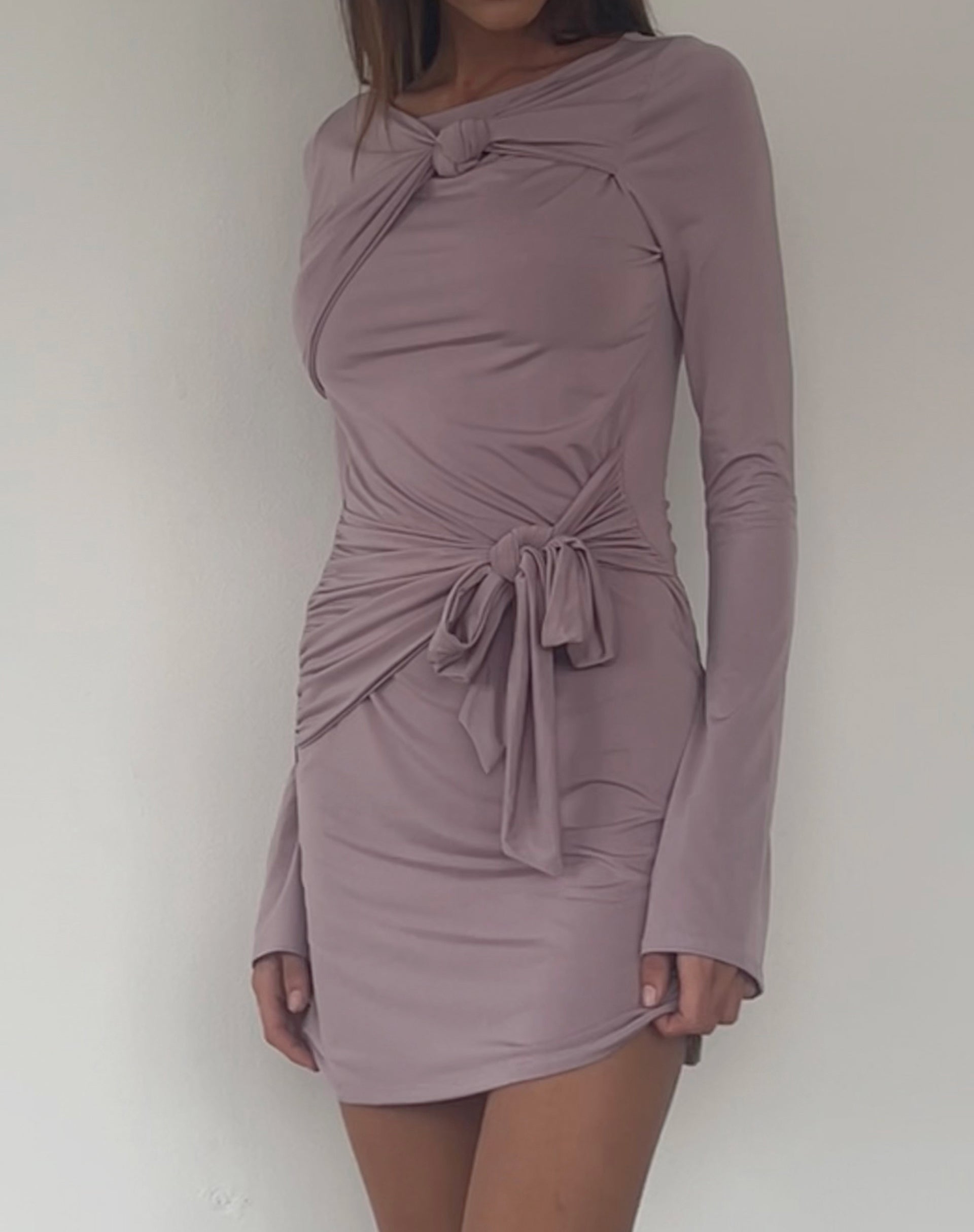 Immagine di Kari Knot Mini Dress in Slinky Mauve