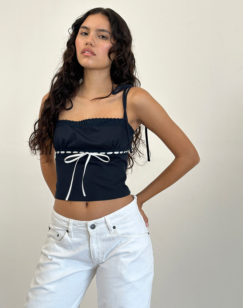 Top Karisa Cami in blu scuro con bordino bianco