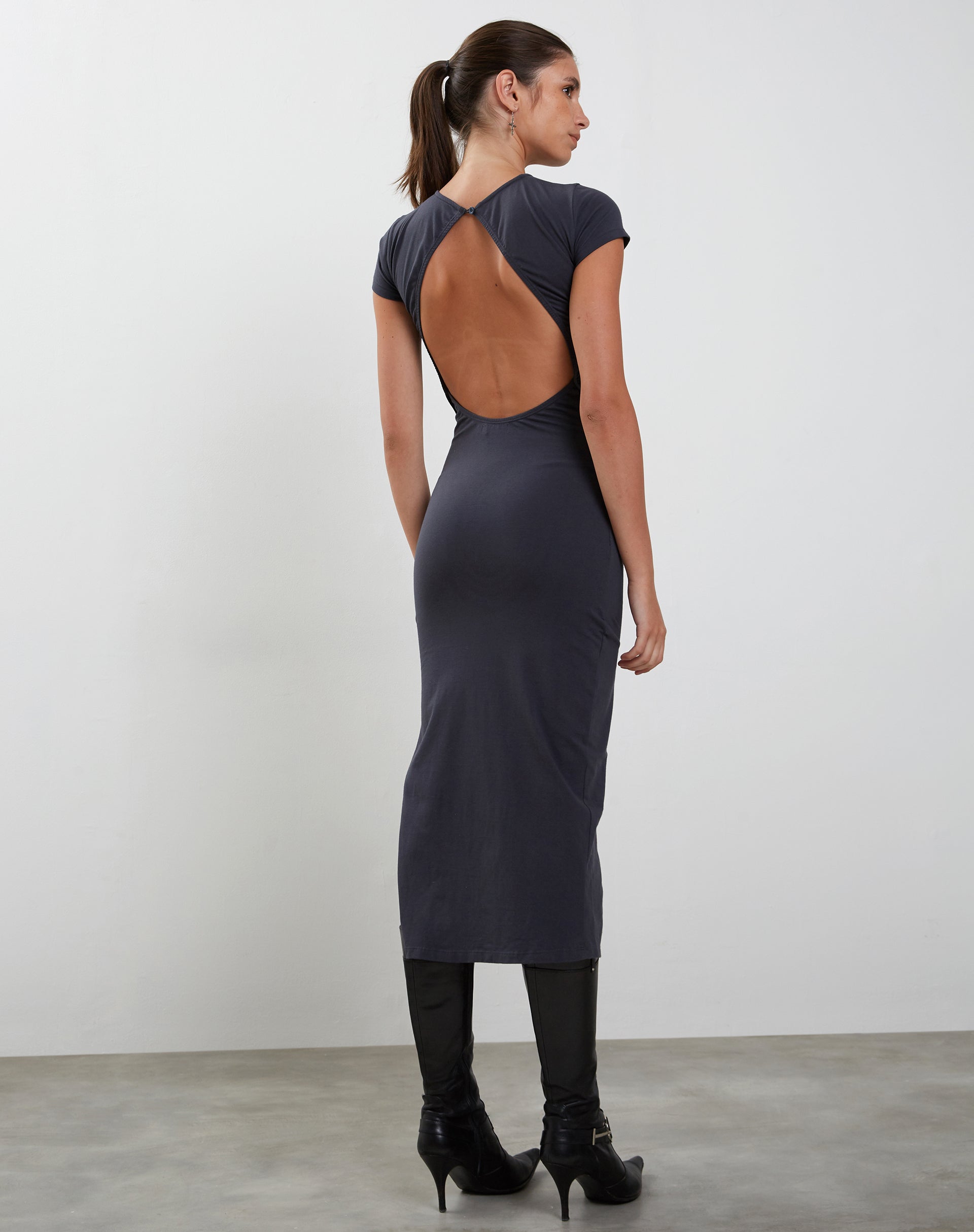 Immagine di Kasor Vestito midi aperto sul retro in Ocean Storm