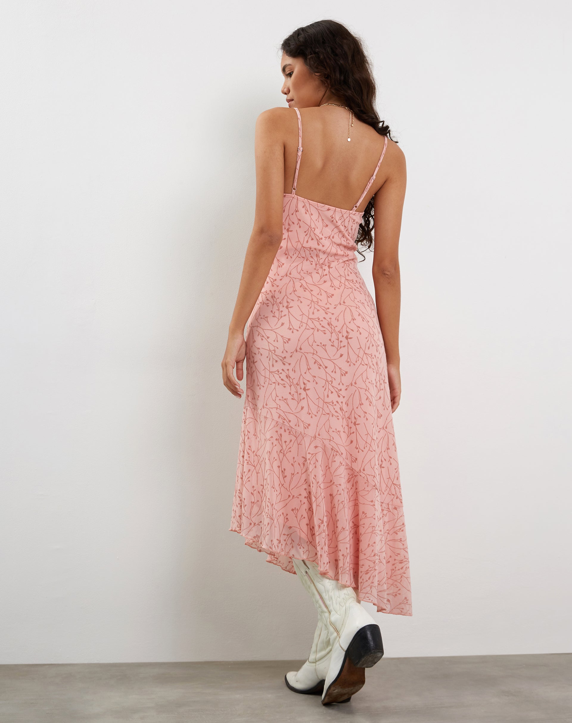 Immagine di Kavala Asymmetric Midi Dress in Shadow Floral Pink