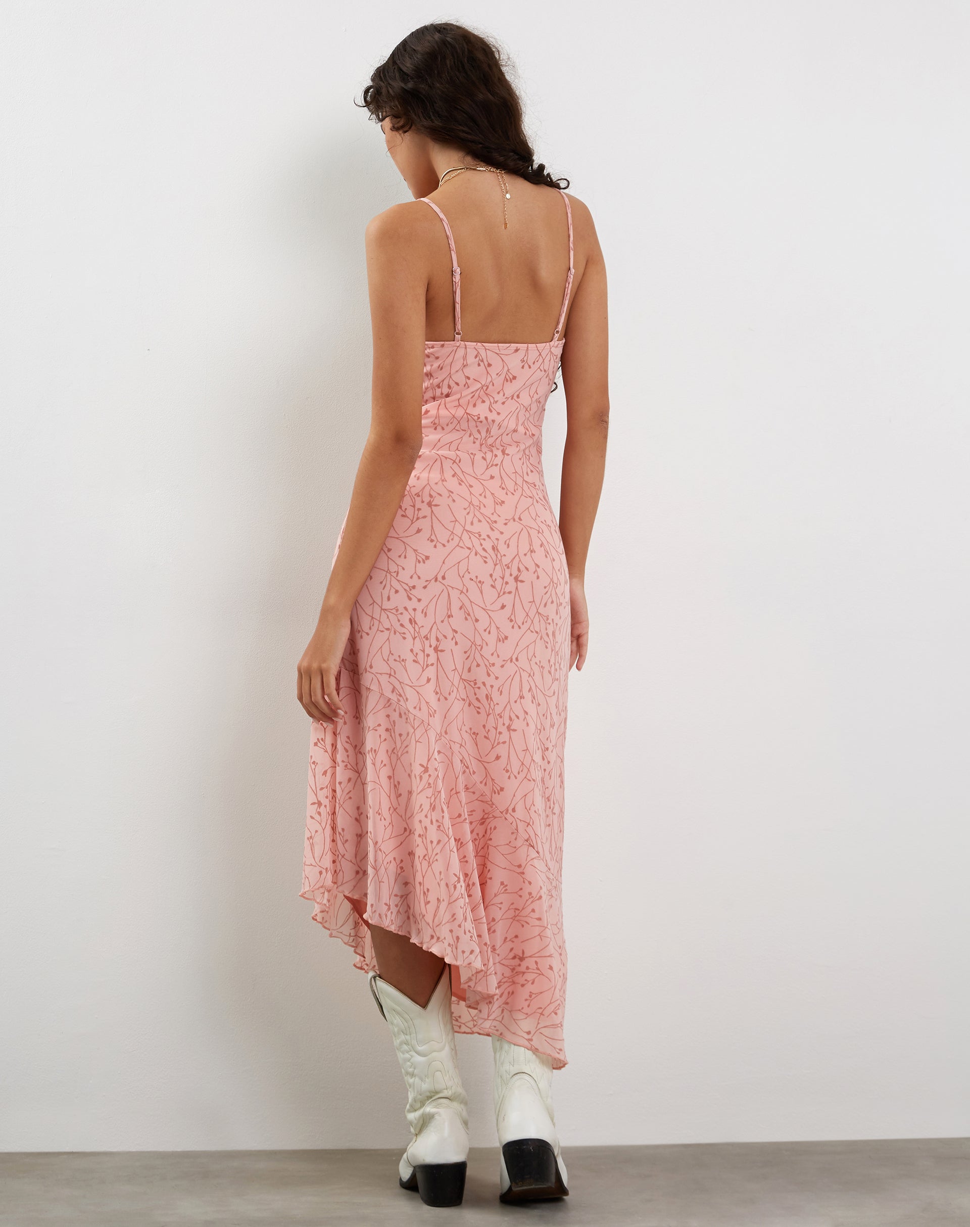 Immagine di Kavala Asymmetric Midi Dress in Shadow Floral Pink