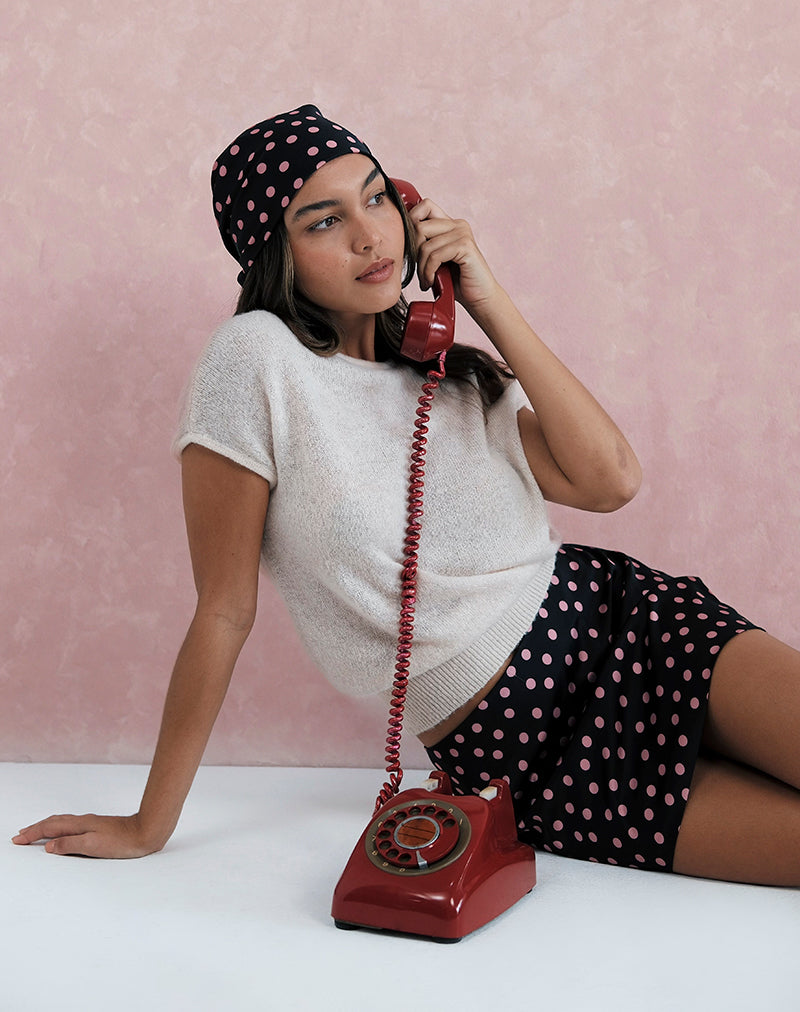 Immagine della sciarpa Kavra in raso nero con pois rosa sparsi