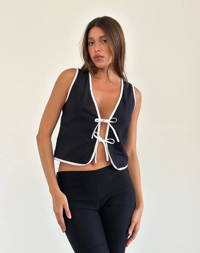 Immagine del top Kayna in nero con rilegatura bianca