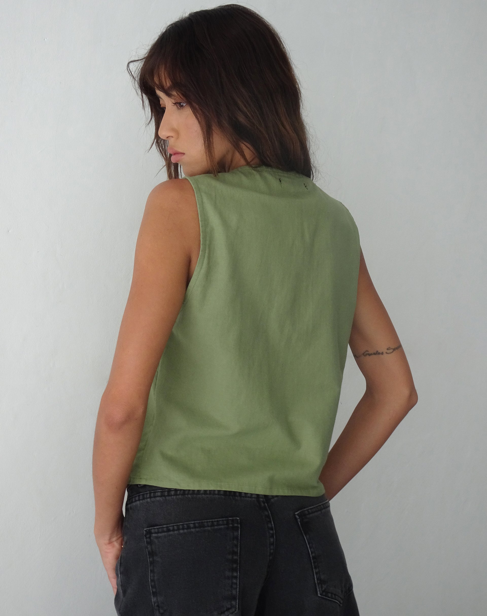immagine di Kayve Tie Front Top in salvia scura
