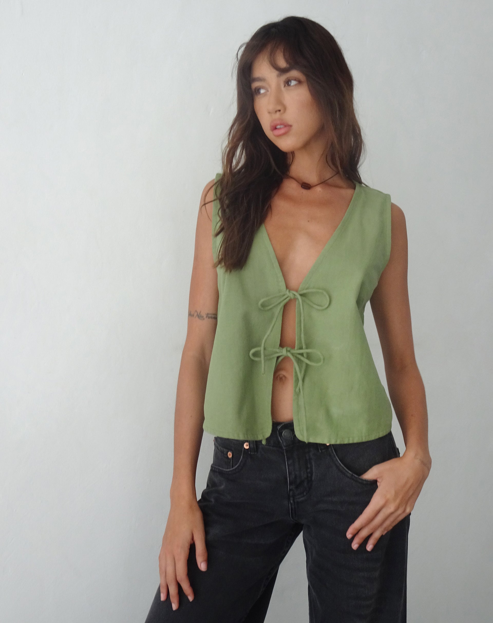 immagine di Kayve Tie Front Top in salvia scura
