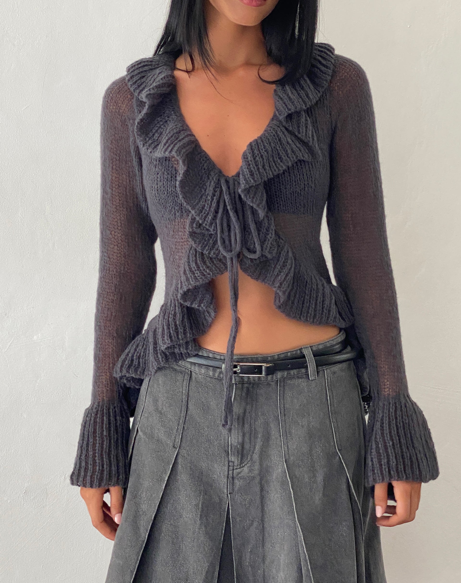 Immagine del cardigan con volant Kendra in maglia color carbone scuro
