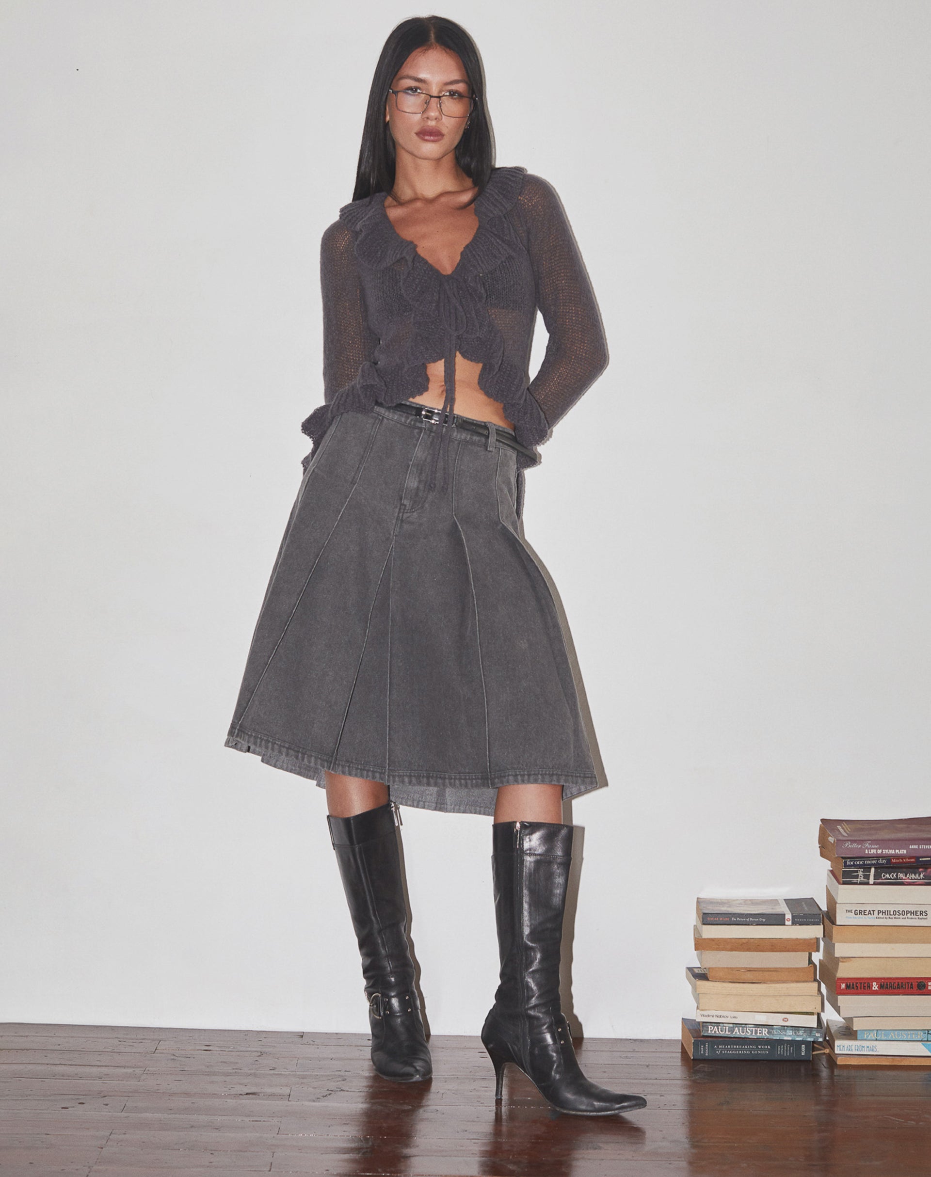 Immagine del cardigan con volant Kendra in maglia color carbone scuro