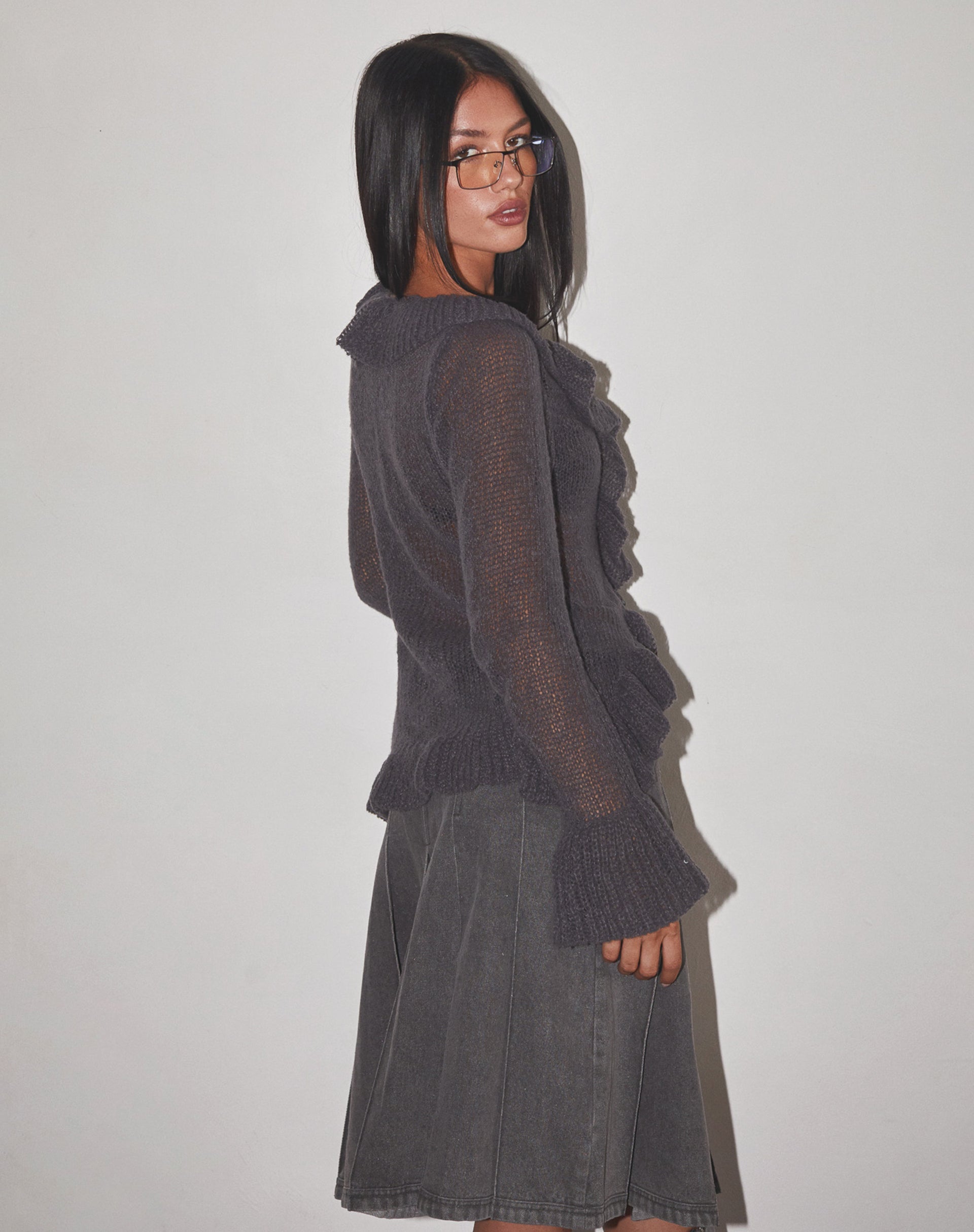 Immagine del cardigan con volant Kendra in maglia color carbone scuro
