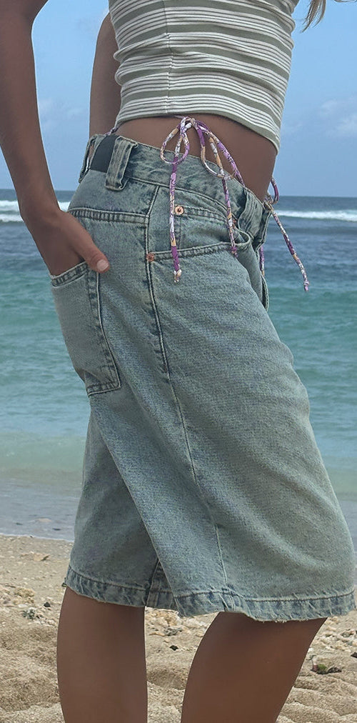 Immagine di Pantaloncini skater a vita bassa in denim Bleach