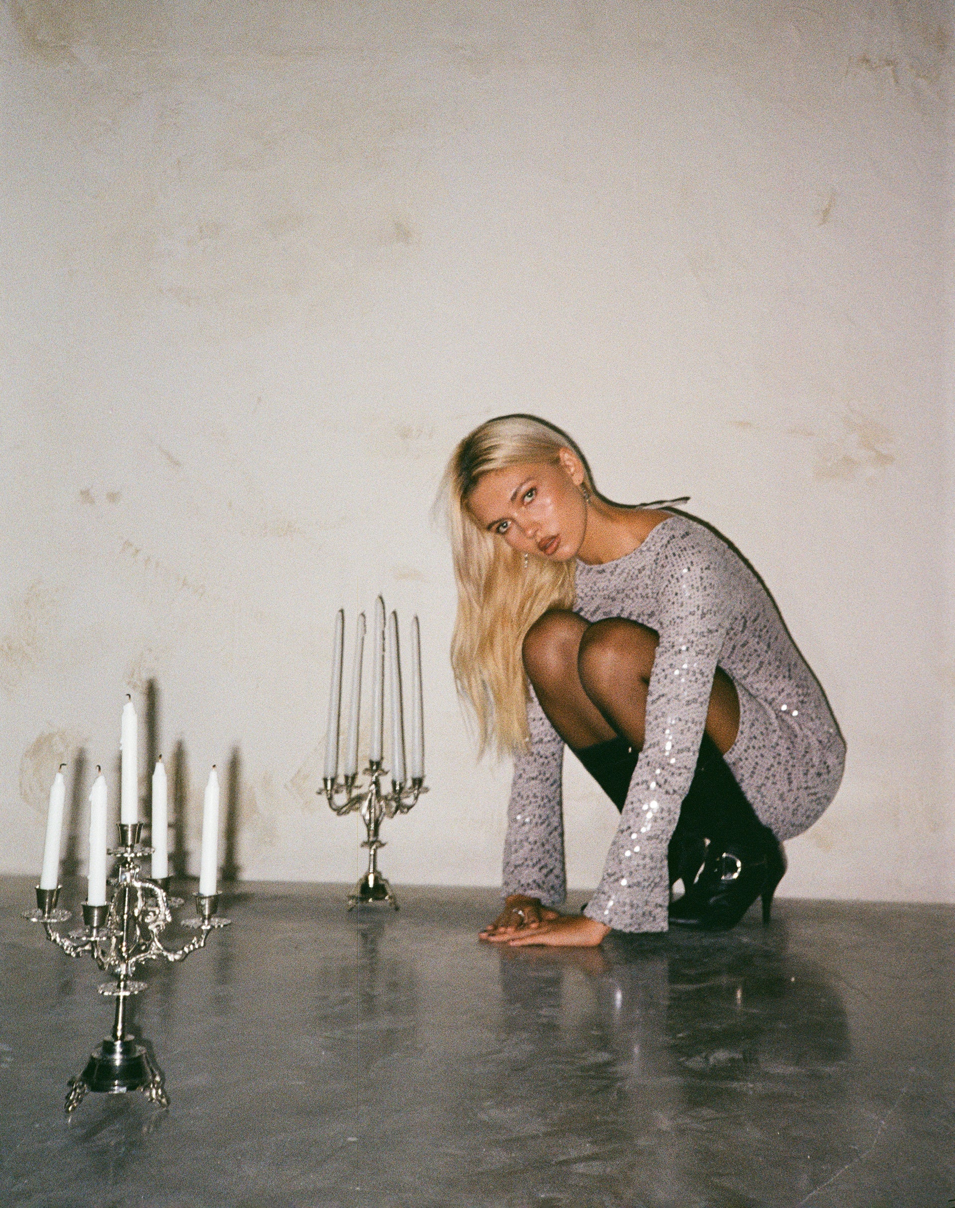 Immagine di Kimberly - Mini abito aperto sul retro in paillettes argento