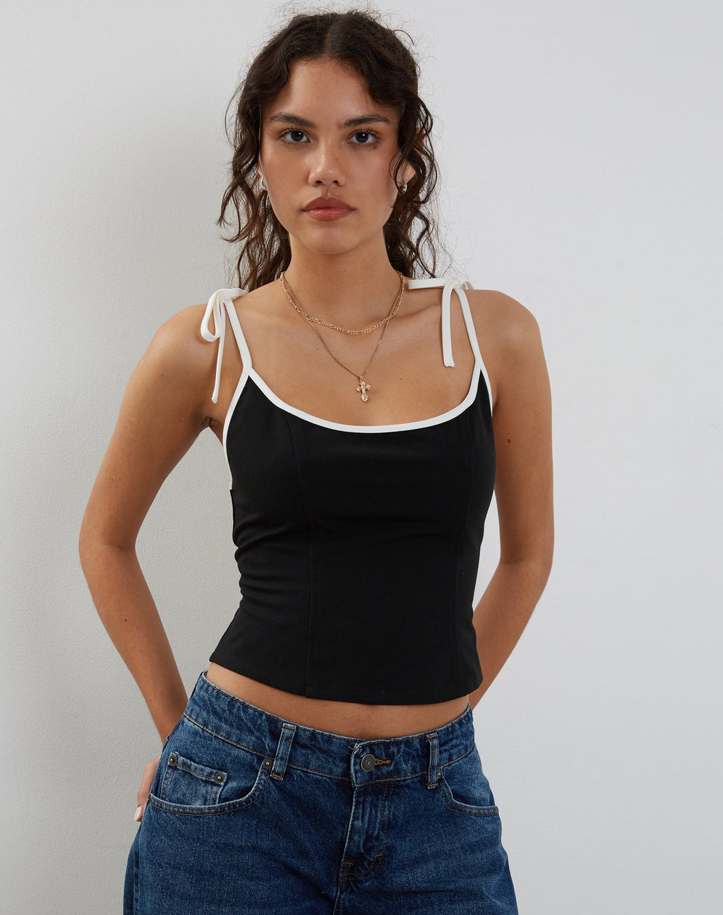 Top corsetto Kiona in nero con bordatura bianca