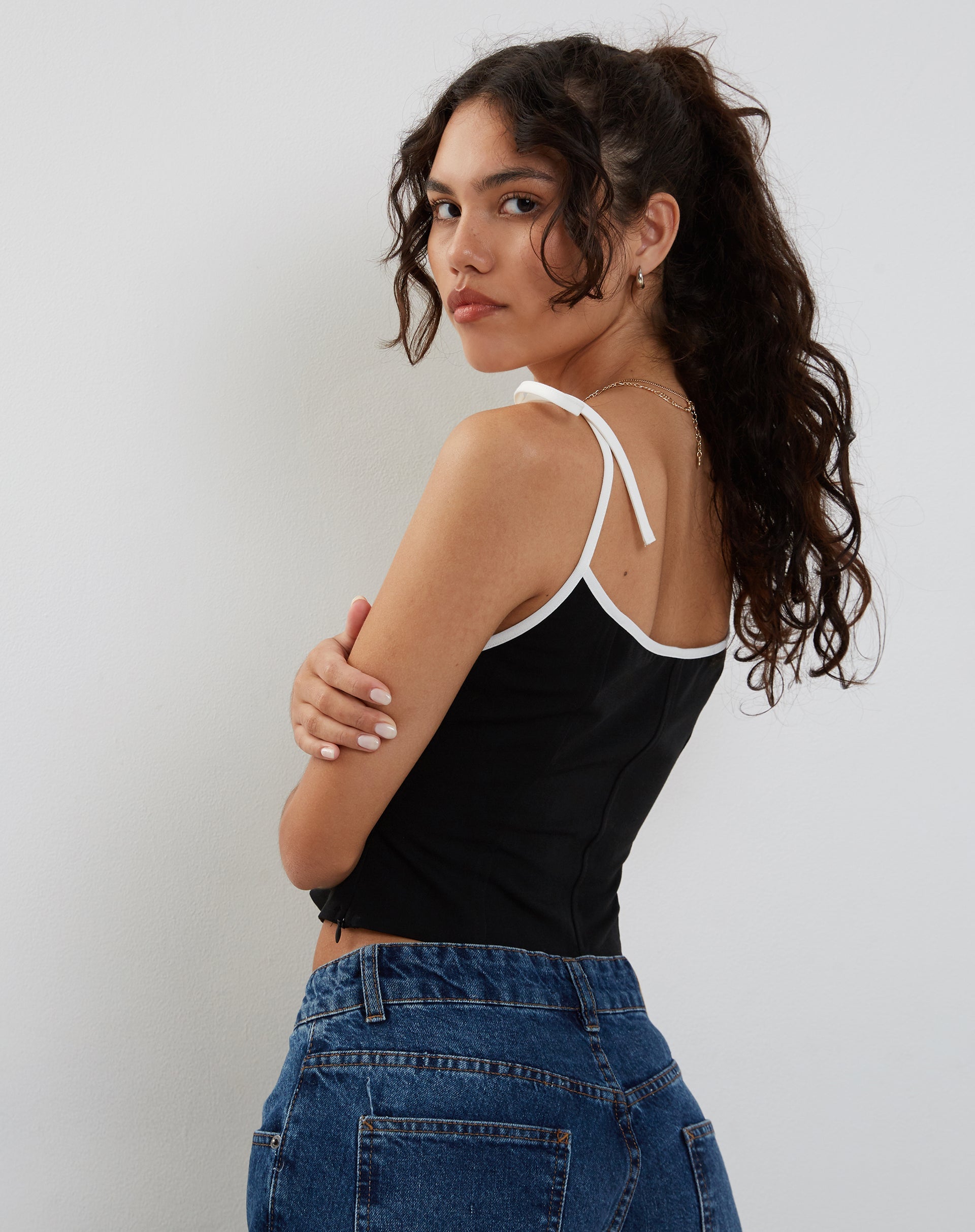 Immagine di Kiona, top corsetto in nero con rilegatura in bianco