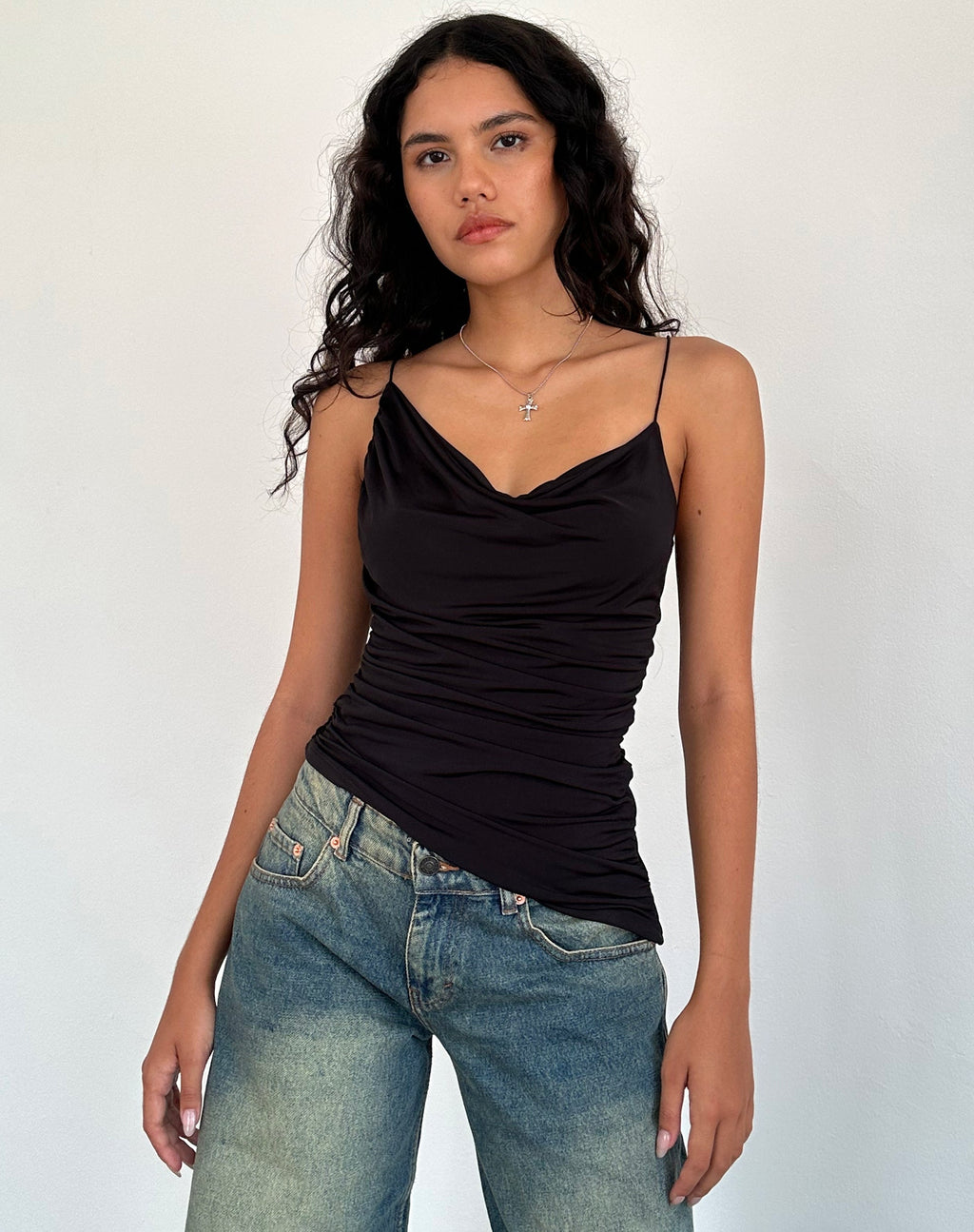 Kofi - Top cami increspato asimmetrico in nero Slinky