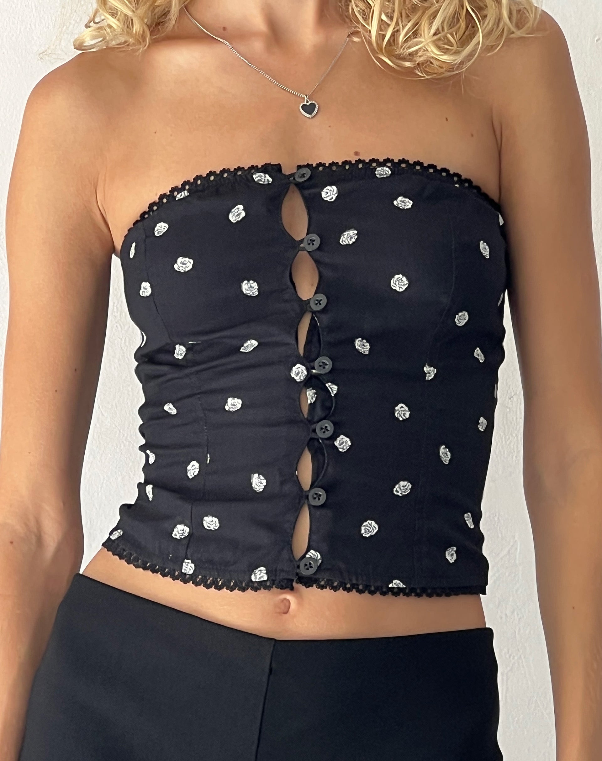 Immagine di Lacey Button Front Corset Top in Ditsy Rose Nero