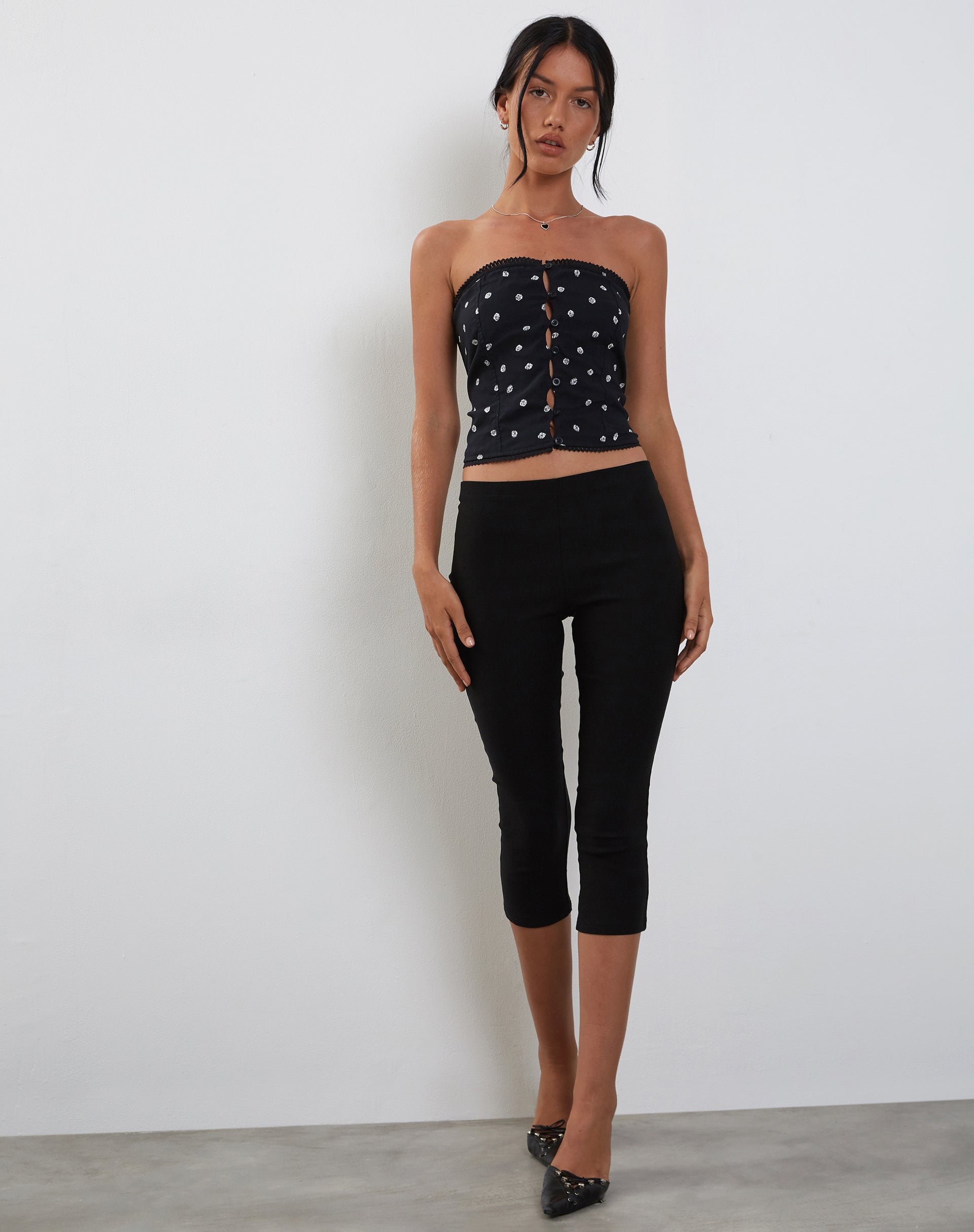 Immagine di Lacey Button Front Corset Top in Ditsy Rose Nero