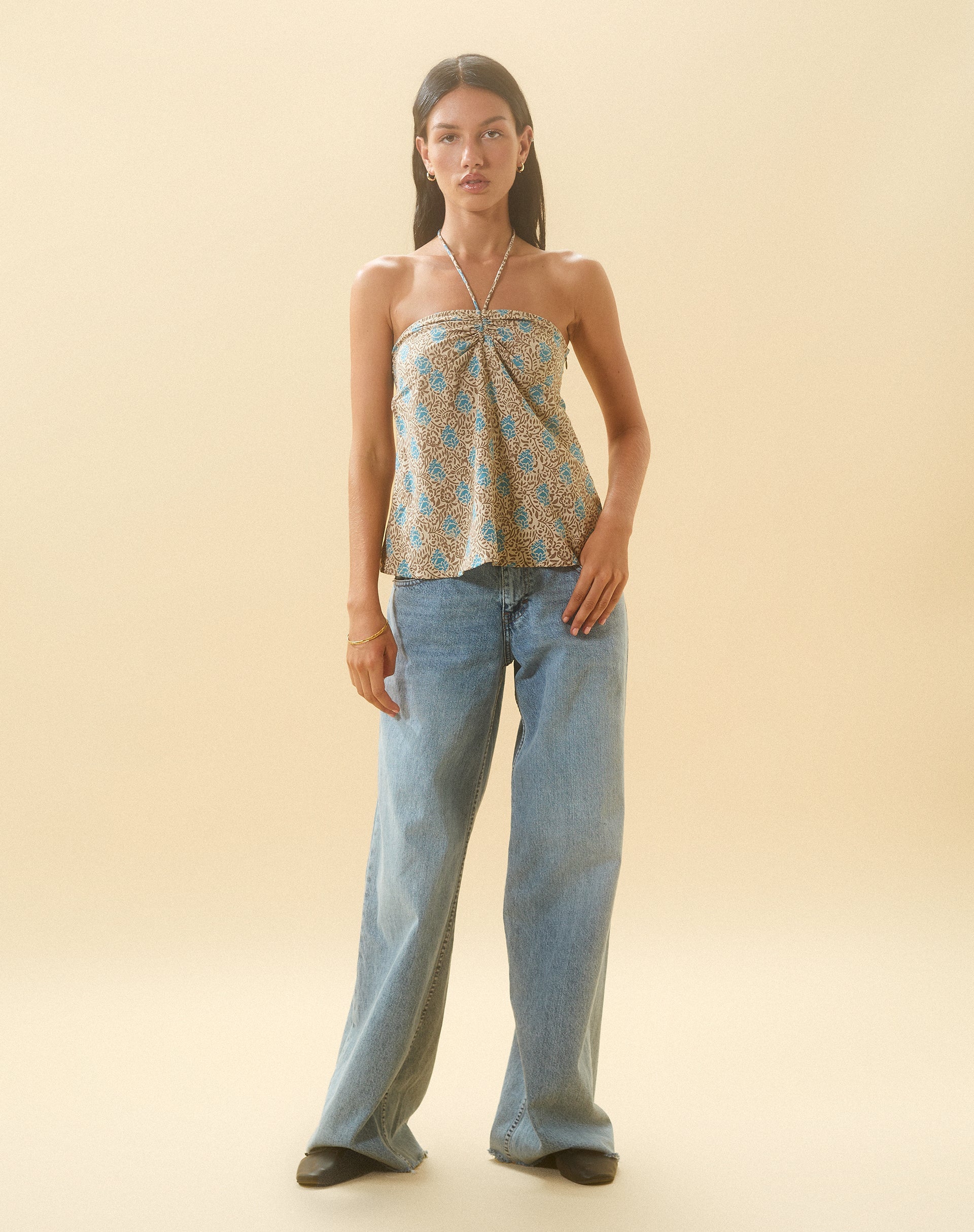 immagine di Laeri, top con collo alto in Bohemian Batik Blu Marrone