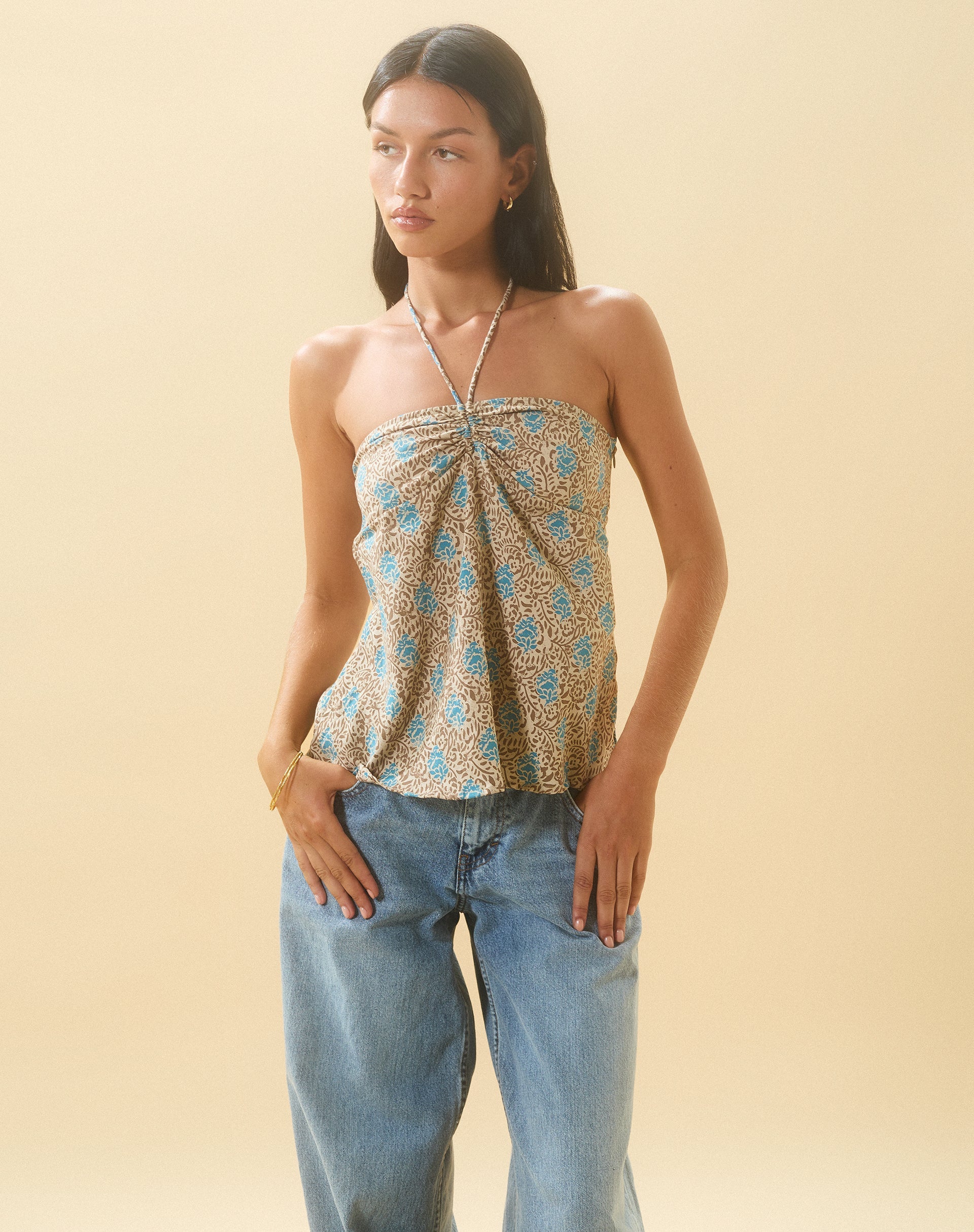 immagine di Laeri, top con collo alto in Bohemian Batik Blu Marrone