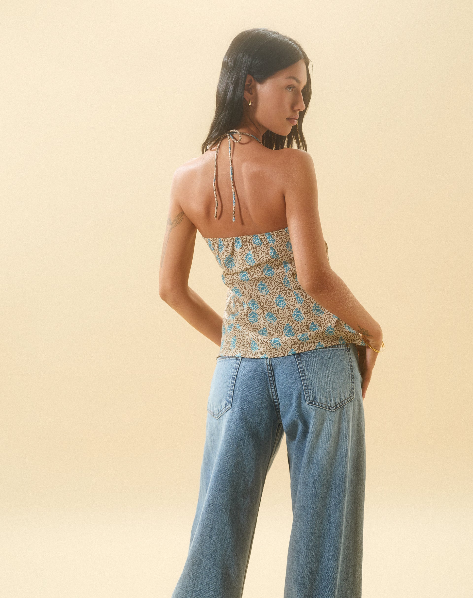 immagine di Laeri, top con collo alto in Bohemian Batik Blu Marrone