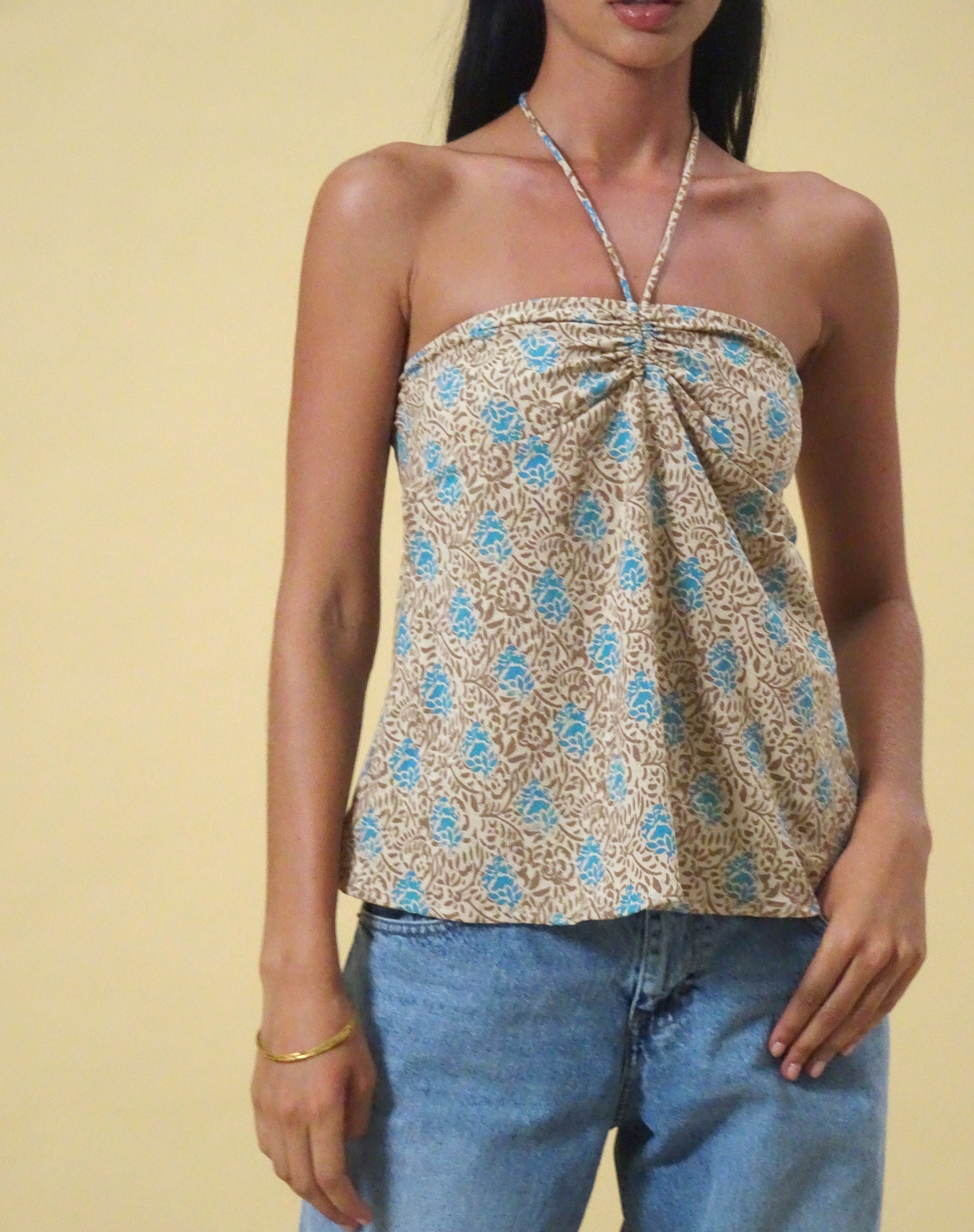 immagine di Laeri, top con collo alto in Bohemian Batik Blu Marrone