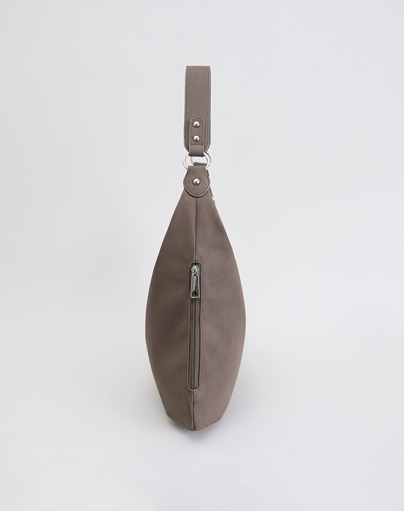 Immagine della borsa grande marrone con borchie