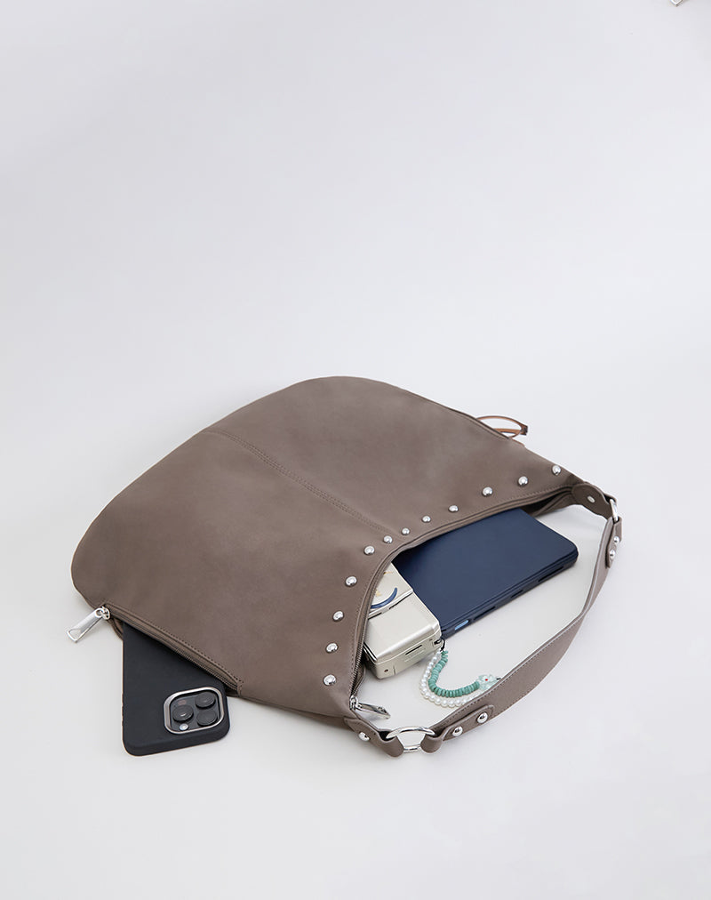 Immagine della borsa grande marrone con borchie