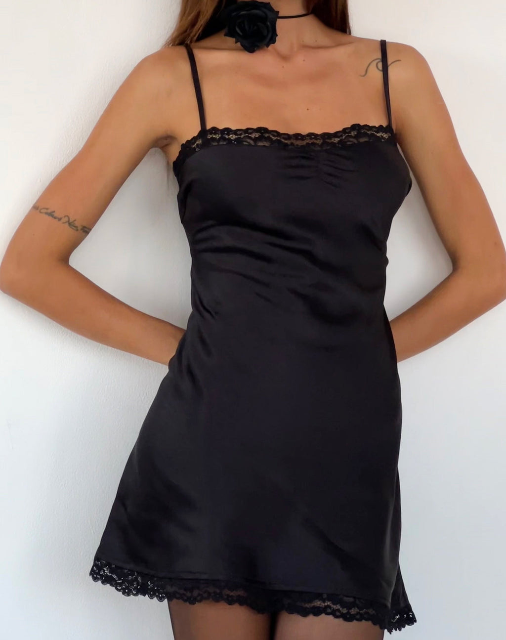 Mini abito Larna in pizzo e raso in nero