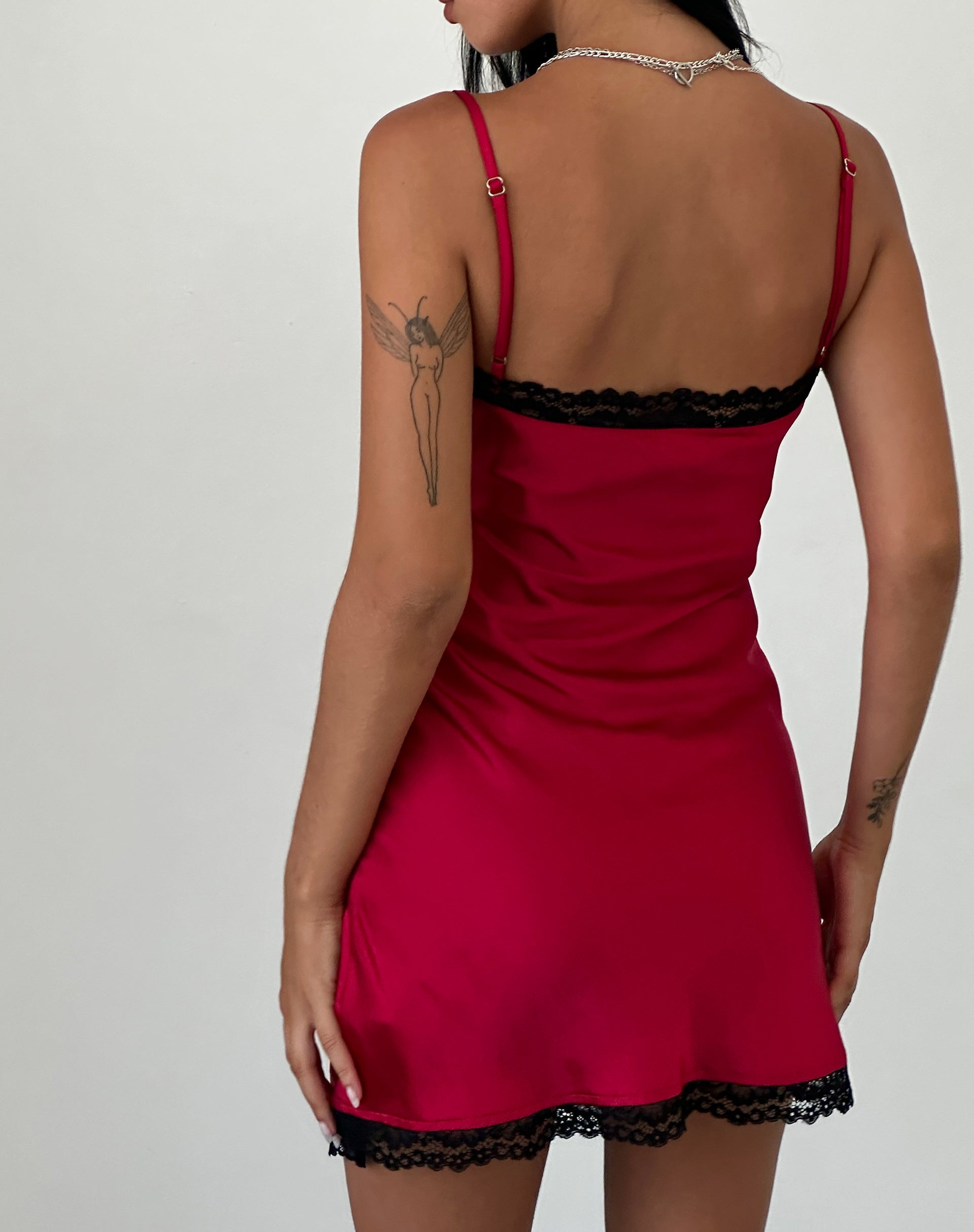 Immagine di Larna Mini Abito in raso rosso con finiture in pizzo nero