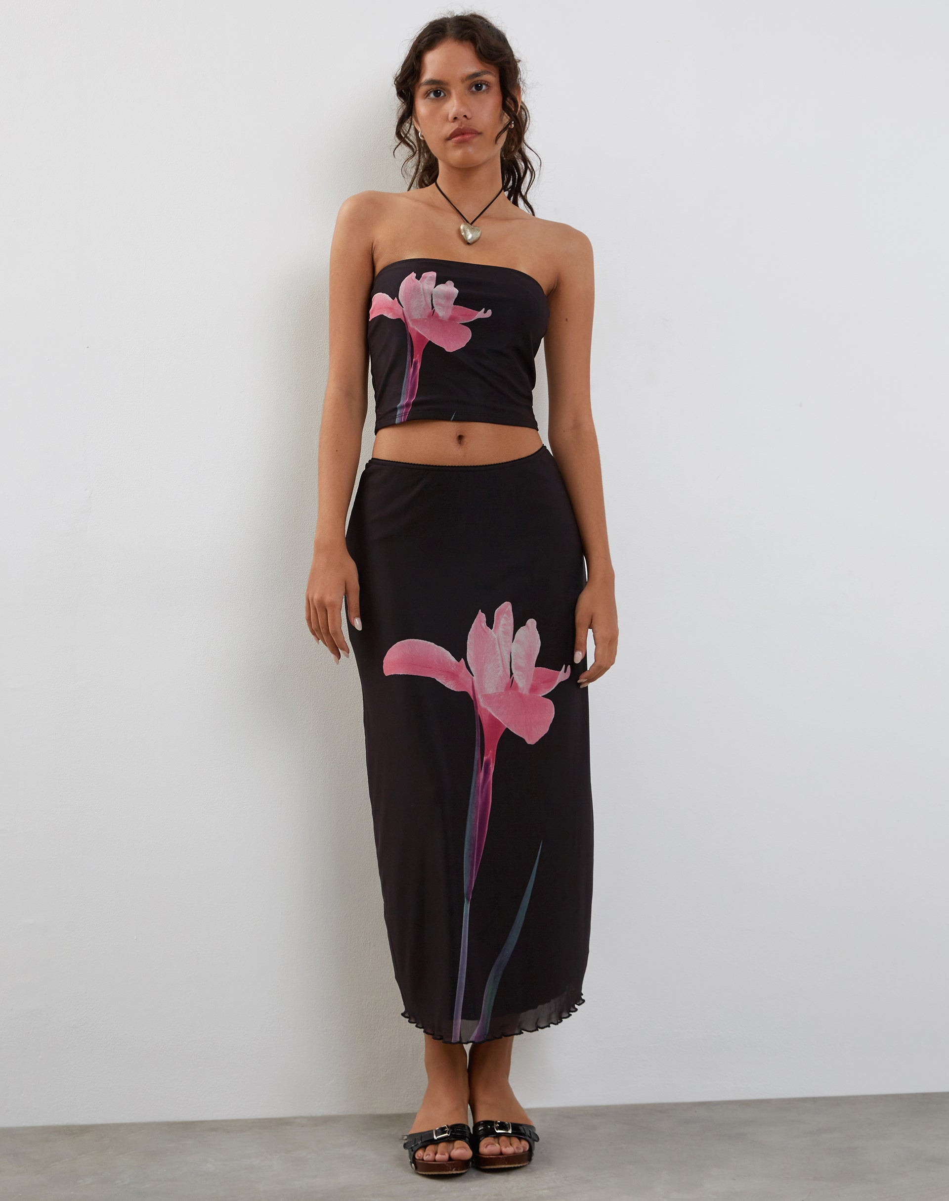 Immagine di Lassie Midi Skirt nero con fiori rosa