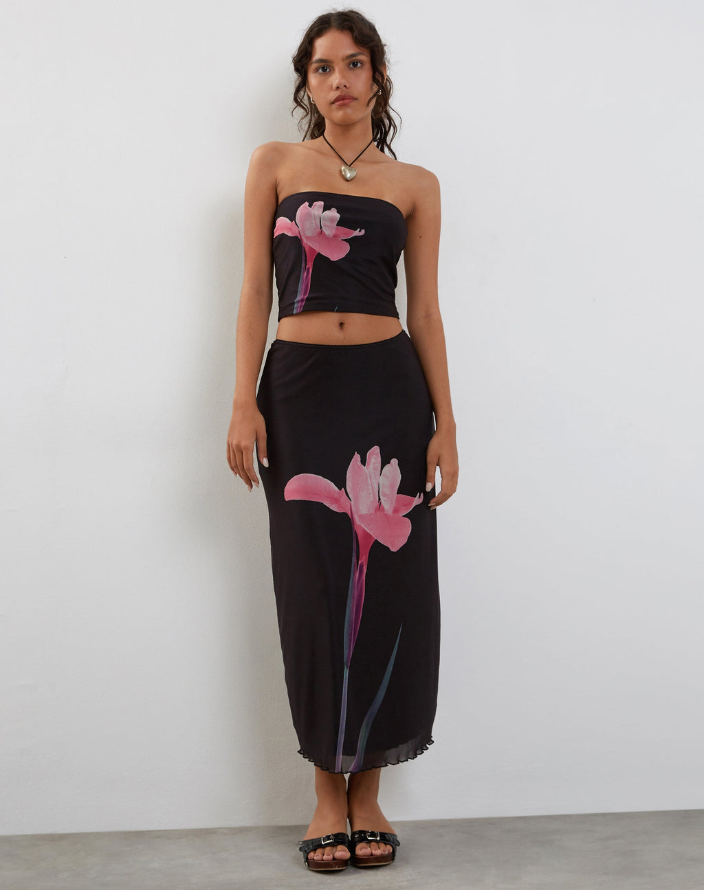 Top a fascia Shae nero con fiori rosa