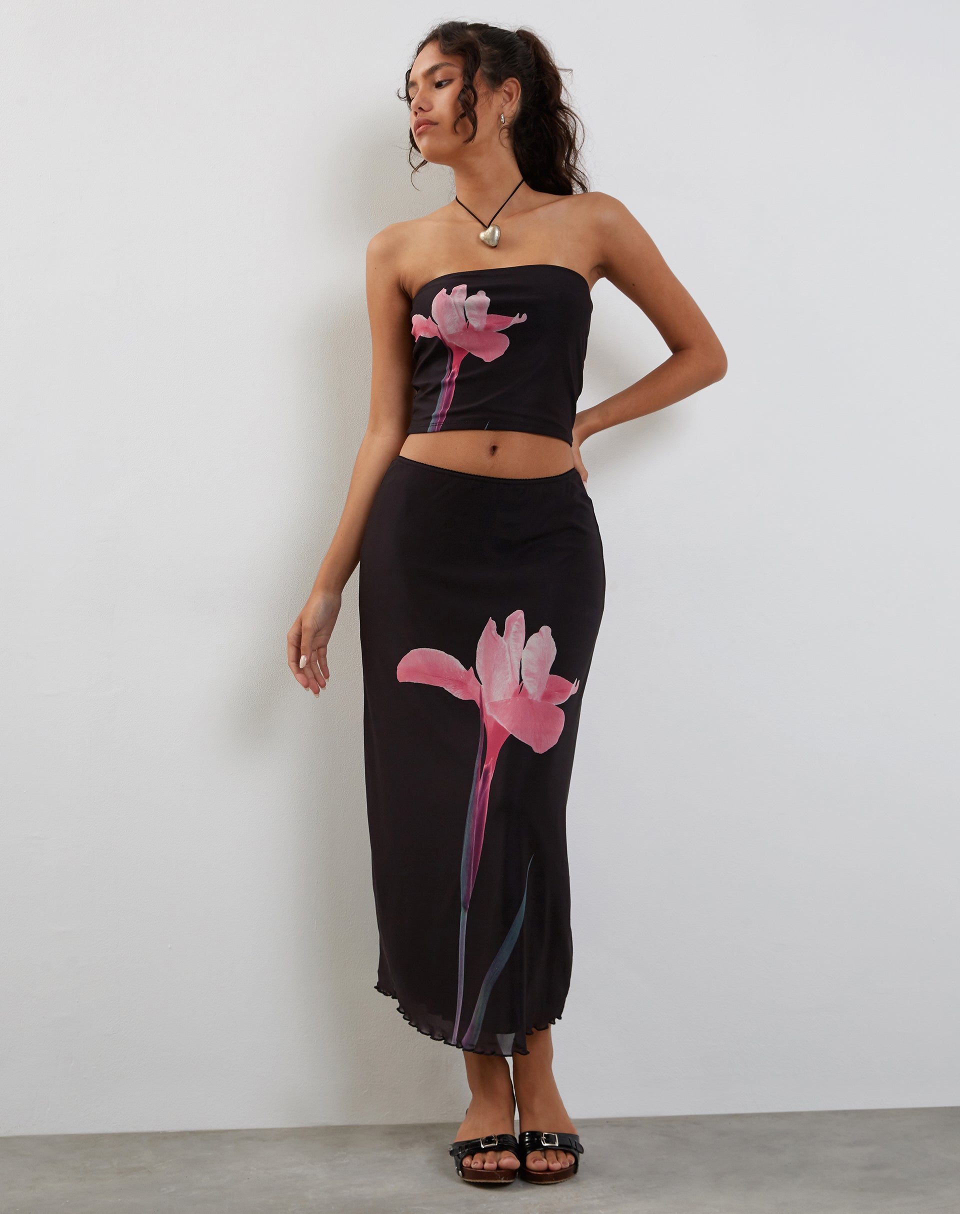 Immagine di Lassie Midi Skirt nero con fiori rosa