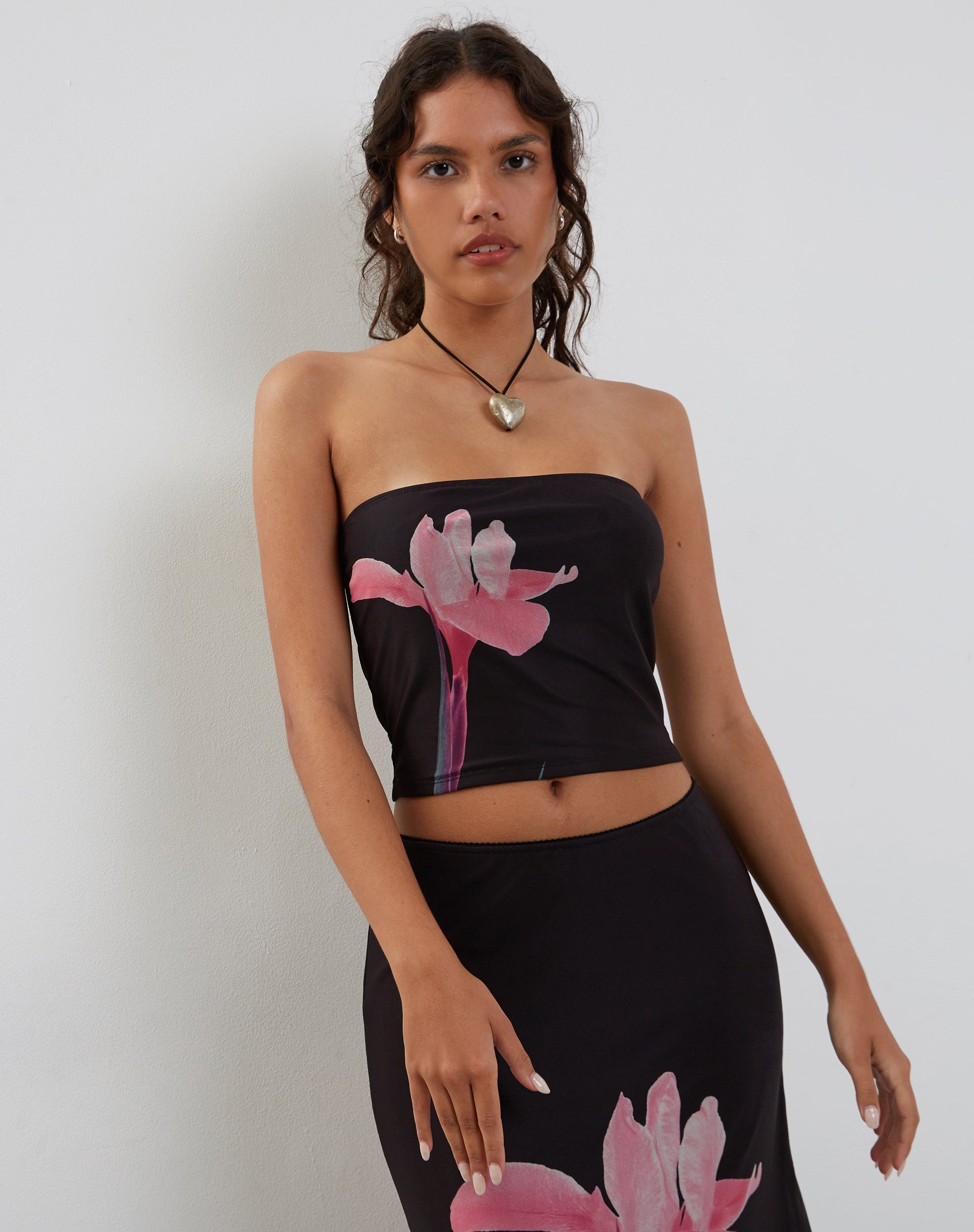 Immagine di Shae Top a fascia nero con fiori rosa