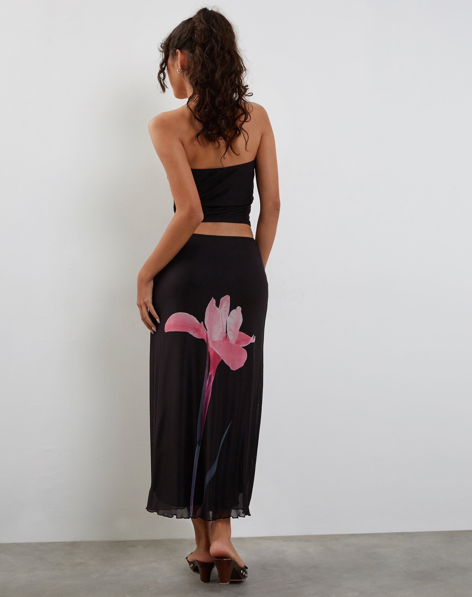 Immagine di Lassie Midi Skirt nero con fiori rosa