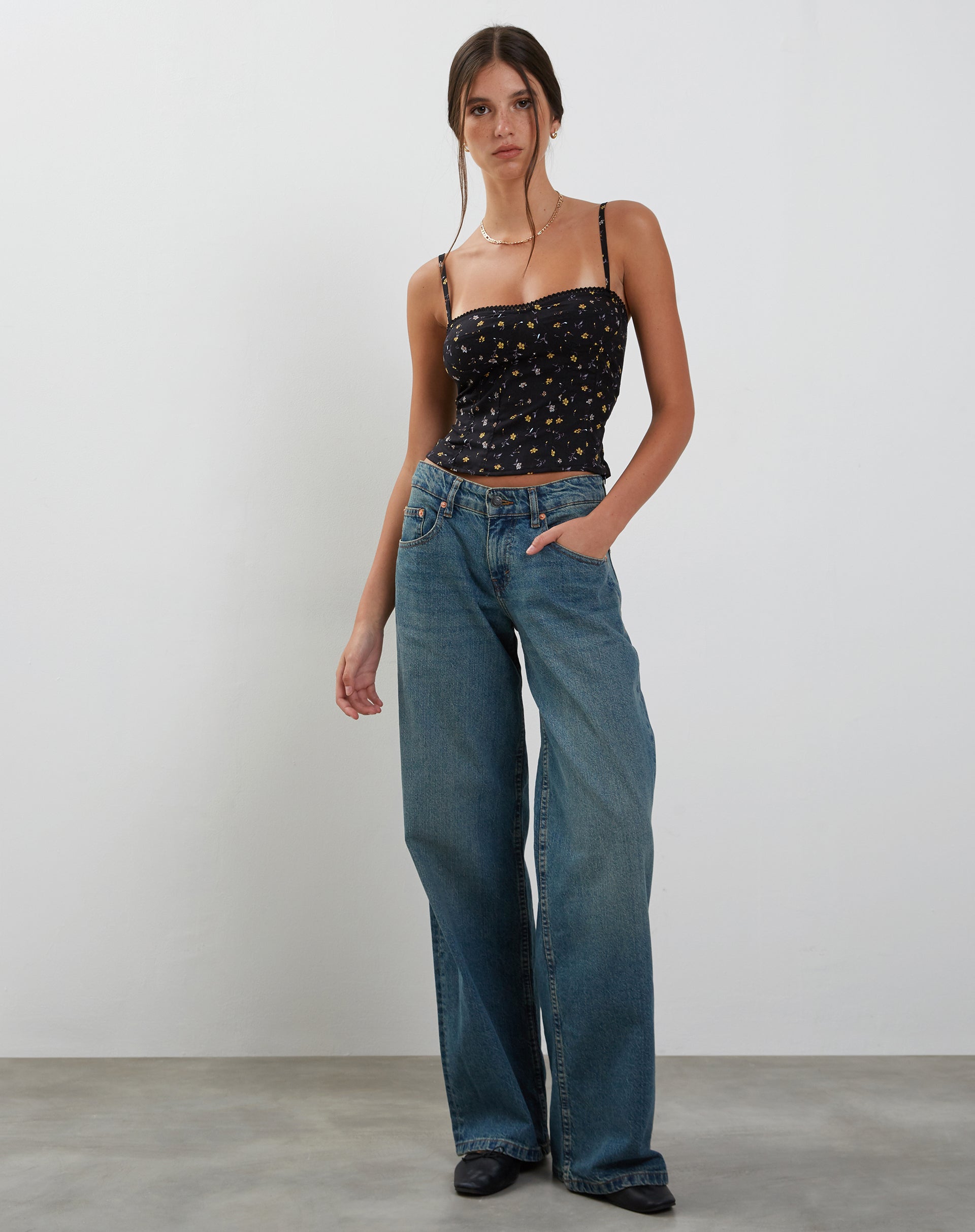 Immagine di Leif Cami Top in nero Pretty Petal