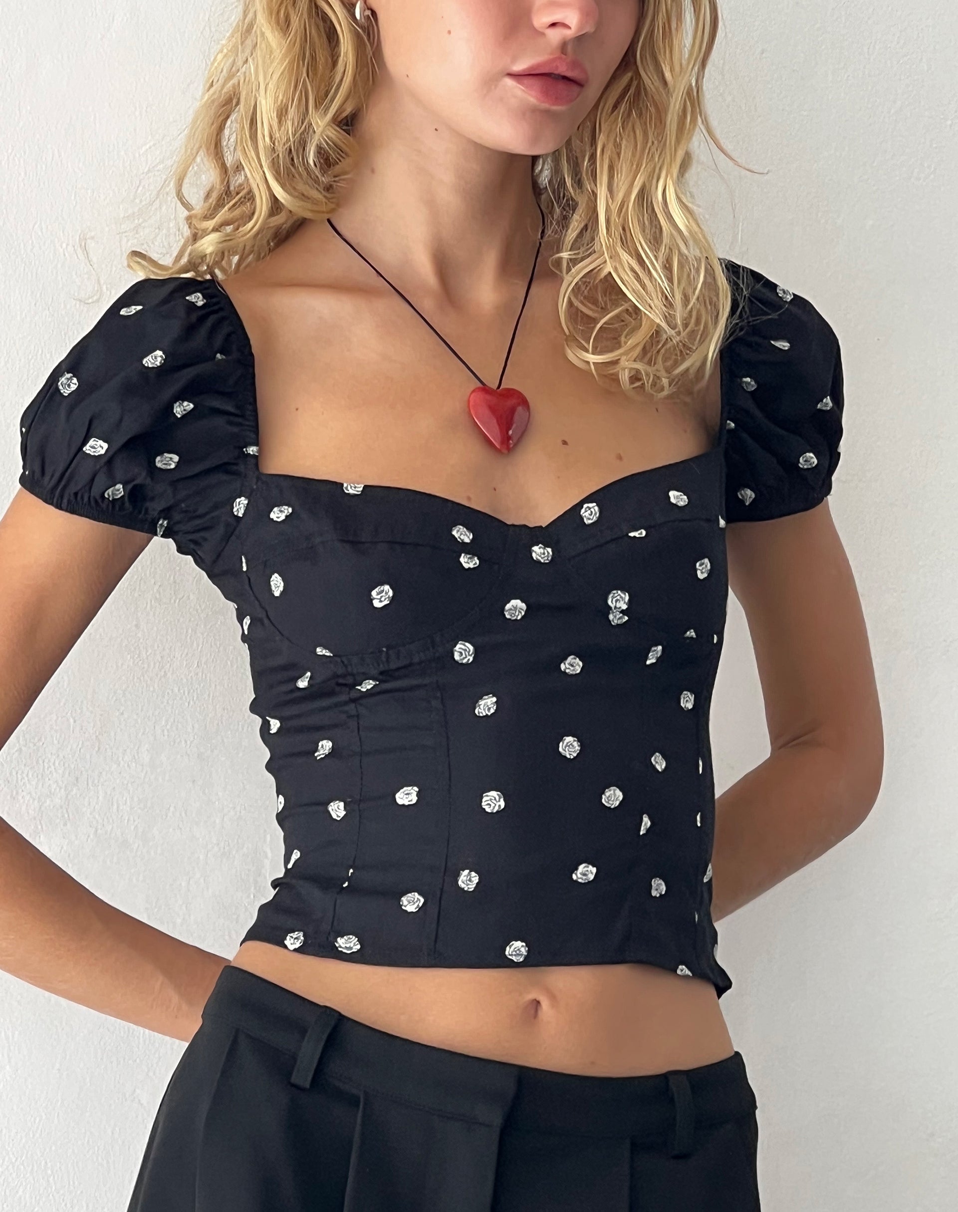 Immagine di Leify Top a cuore in Ditsy Rose Nero