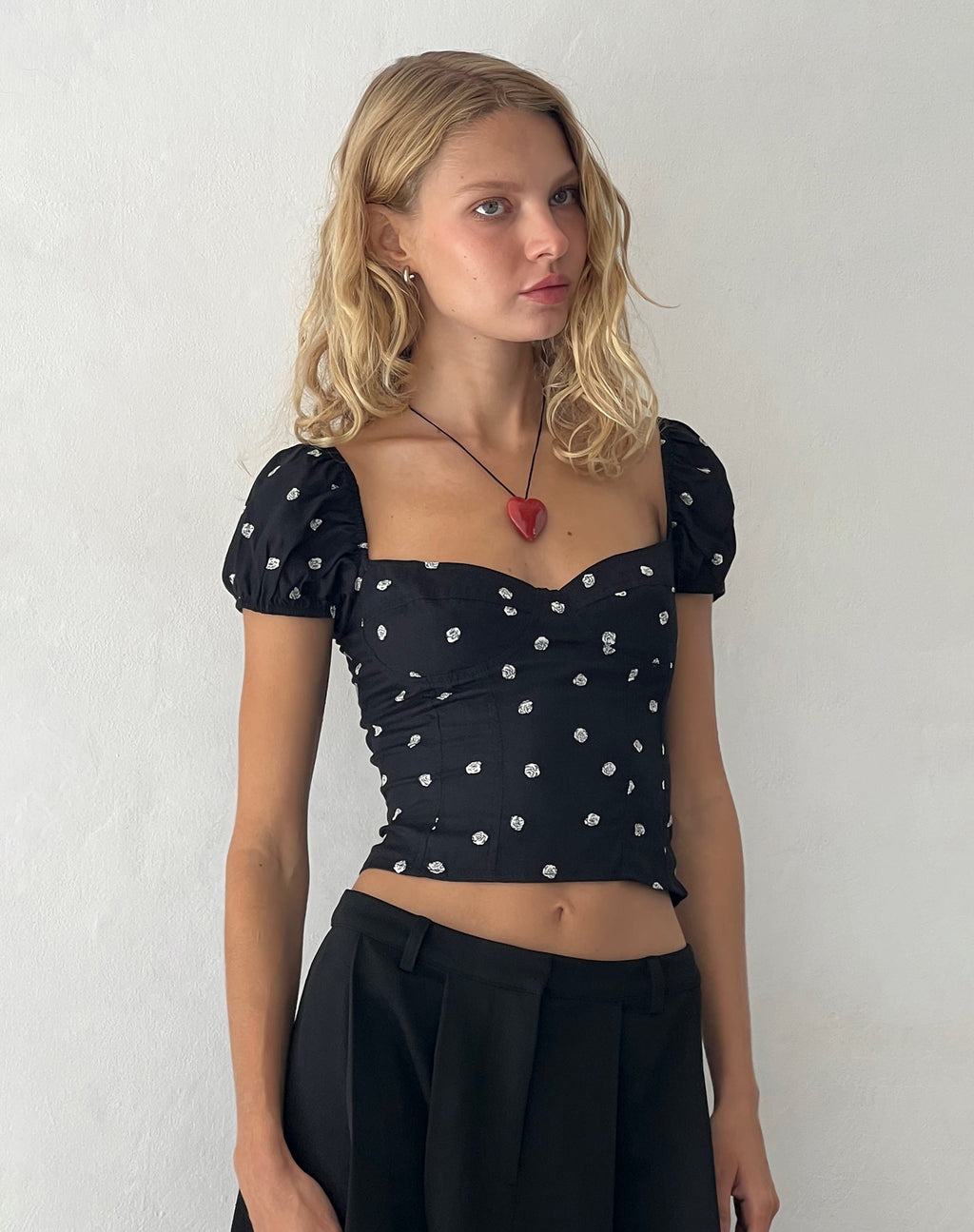 Top a cuore Leify in Ditsy Rose Nero